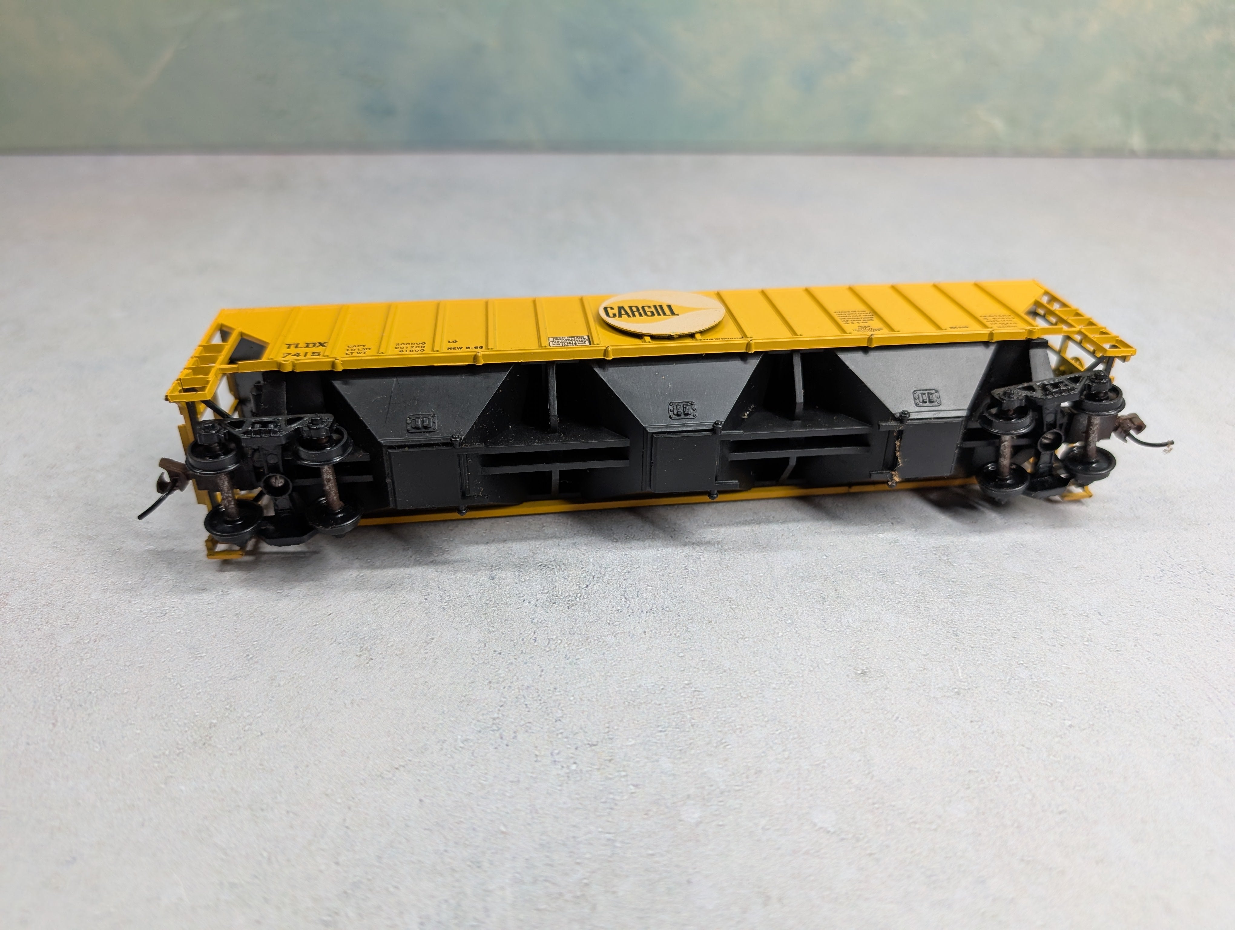 USED Athearn HO Scale 3 Bay Covered Hopper Cargill TDLX #7415
