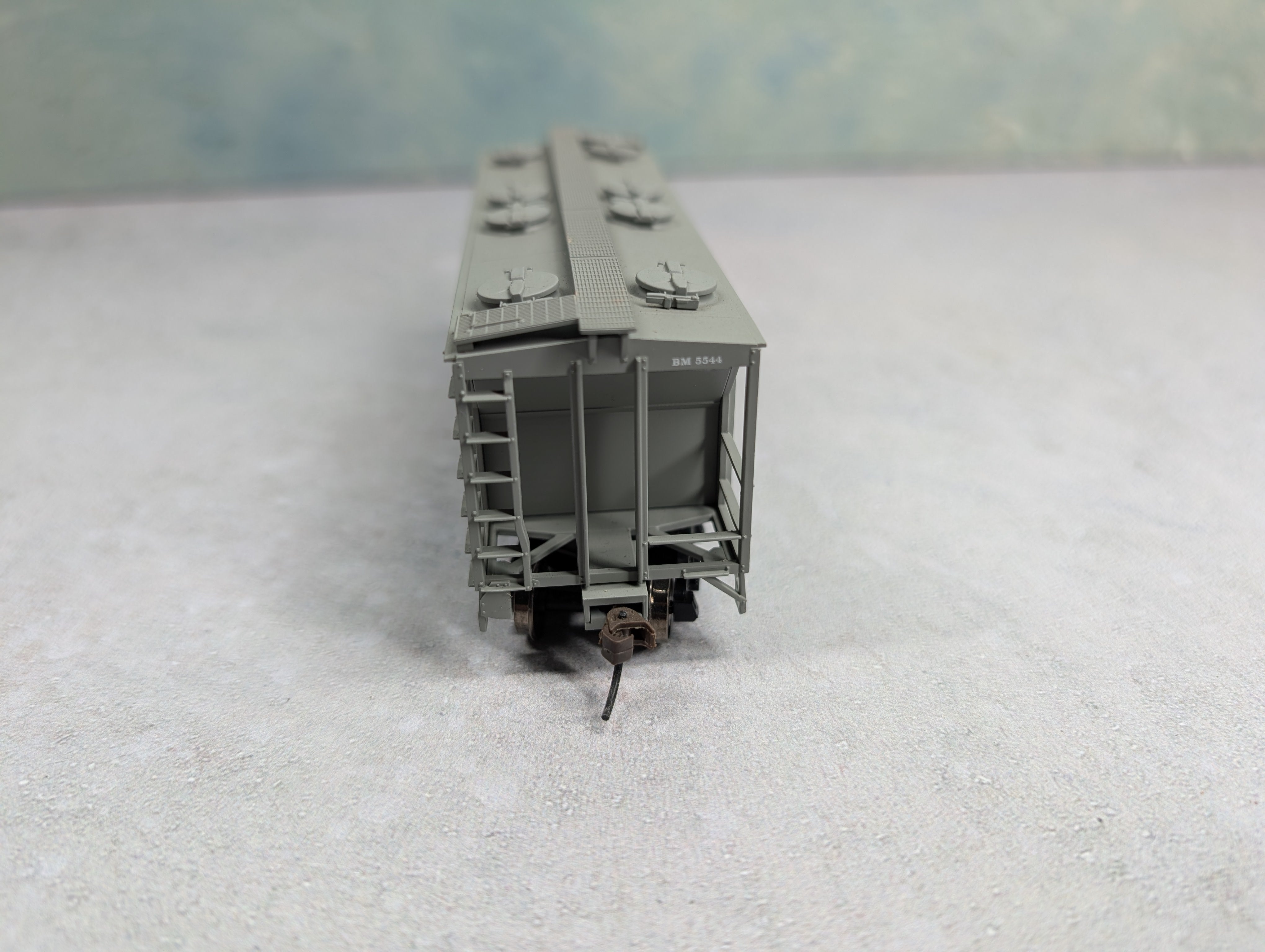 USED Atlas HO Scale 2 Bay Covered Hopper Boston and Maine BM #5544