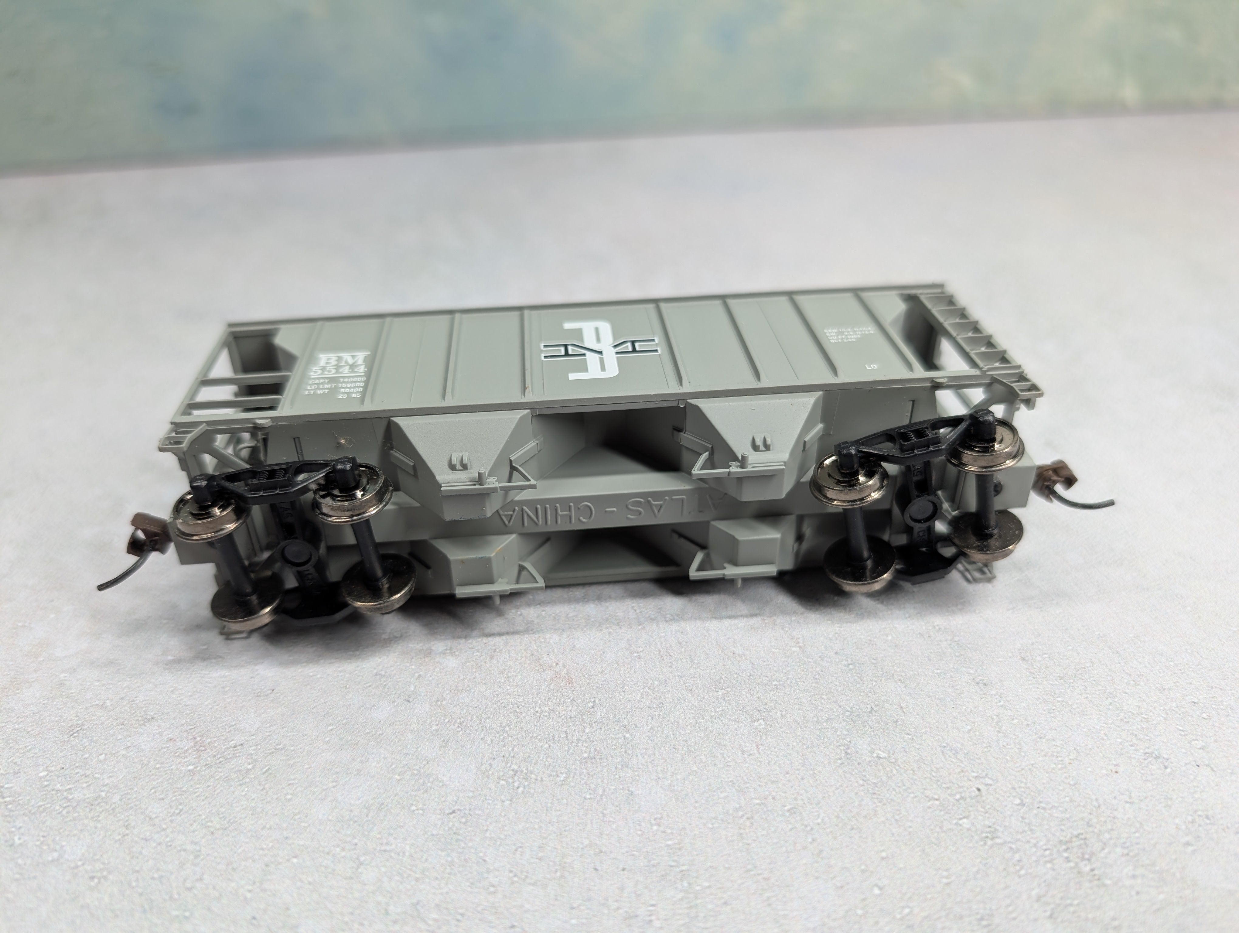 USED Atlas HO Scale 2 Bay Covered Hopper Boston and Maine BM #5544