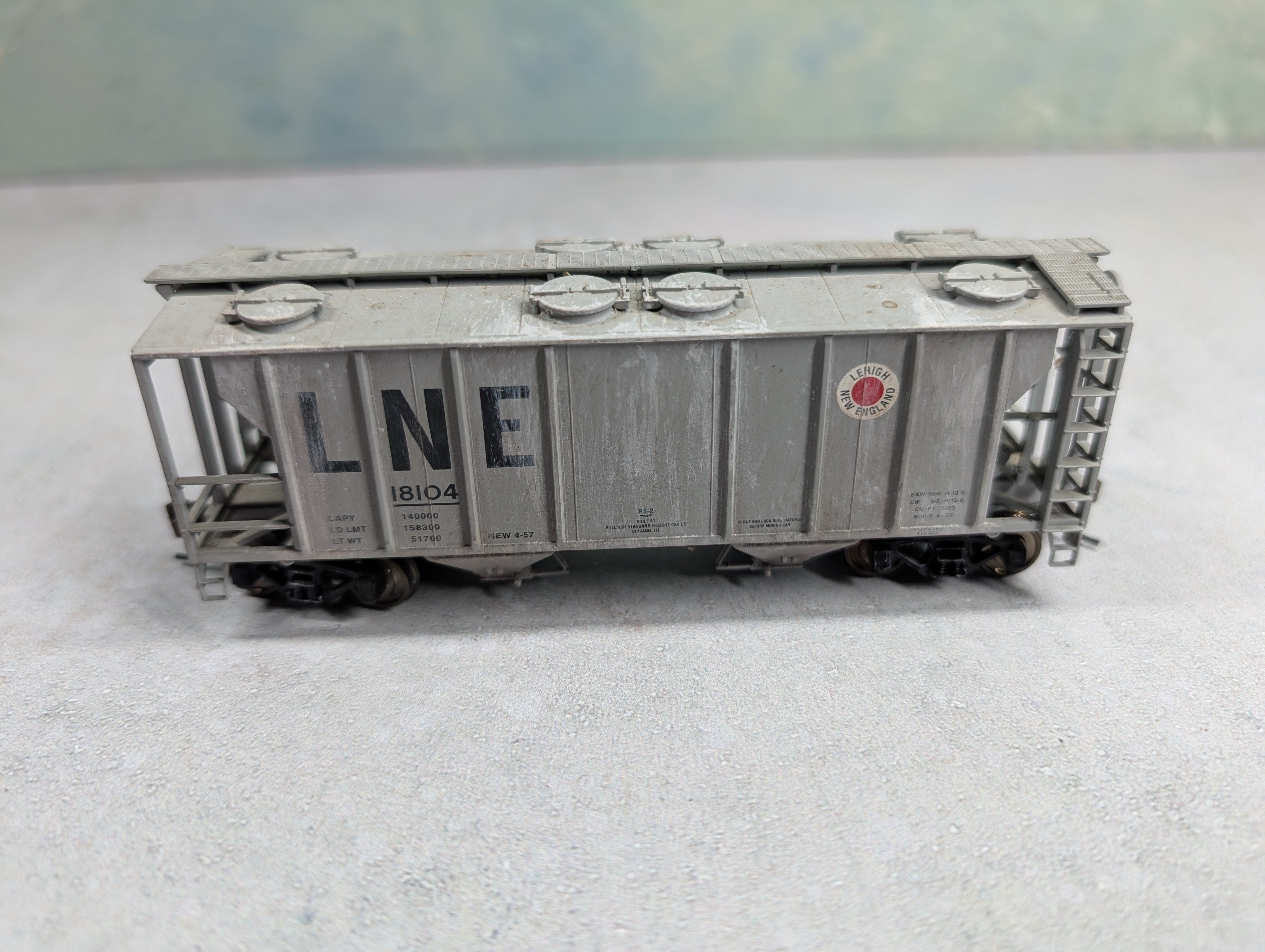 USED Atlas HO Scale 2 Bay Covered Hopper Lehigh and New England LNE #18104 Weathered