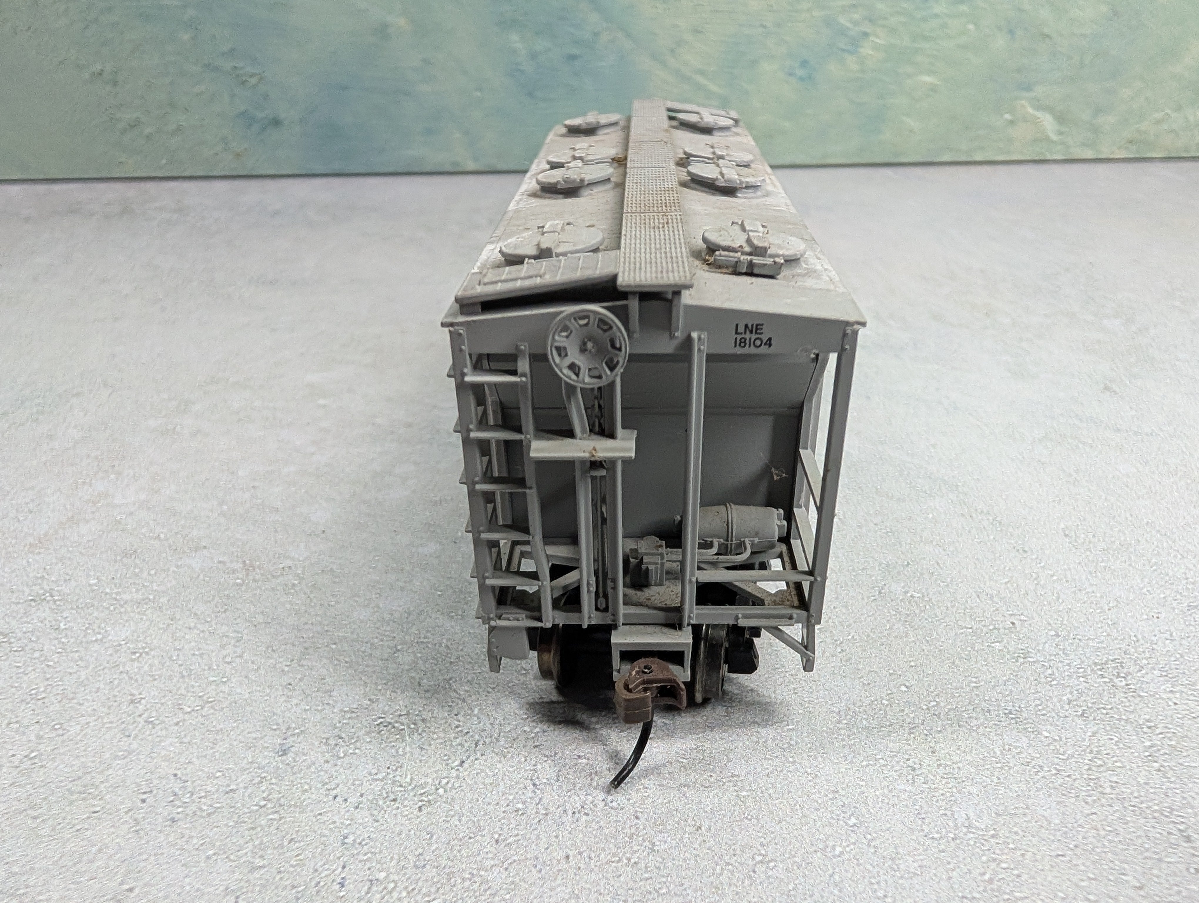 USED Atlas HO Scale 2 Bay Covered Hopper Lehigh and New England LNE #18104 Weathered