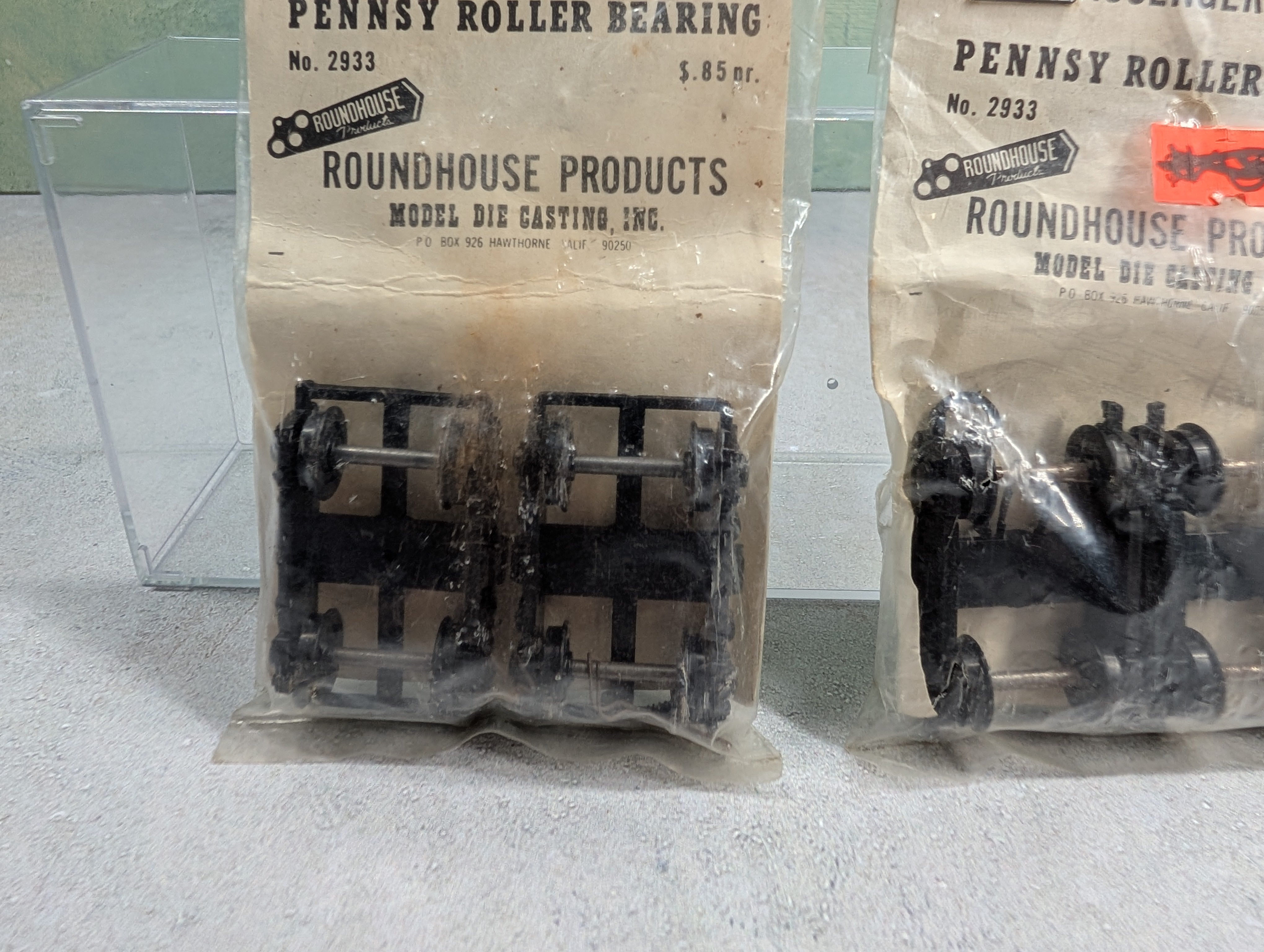 Roundhouse 2933 HO Scale Penny Roller Bearing Passenger Trucks (2 Pairs pcs)