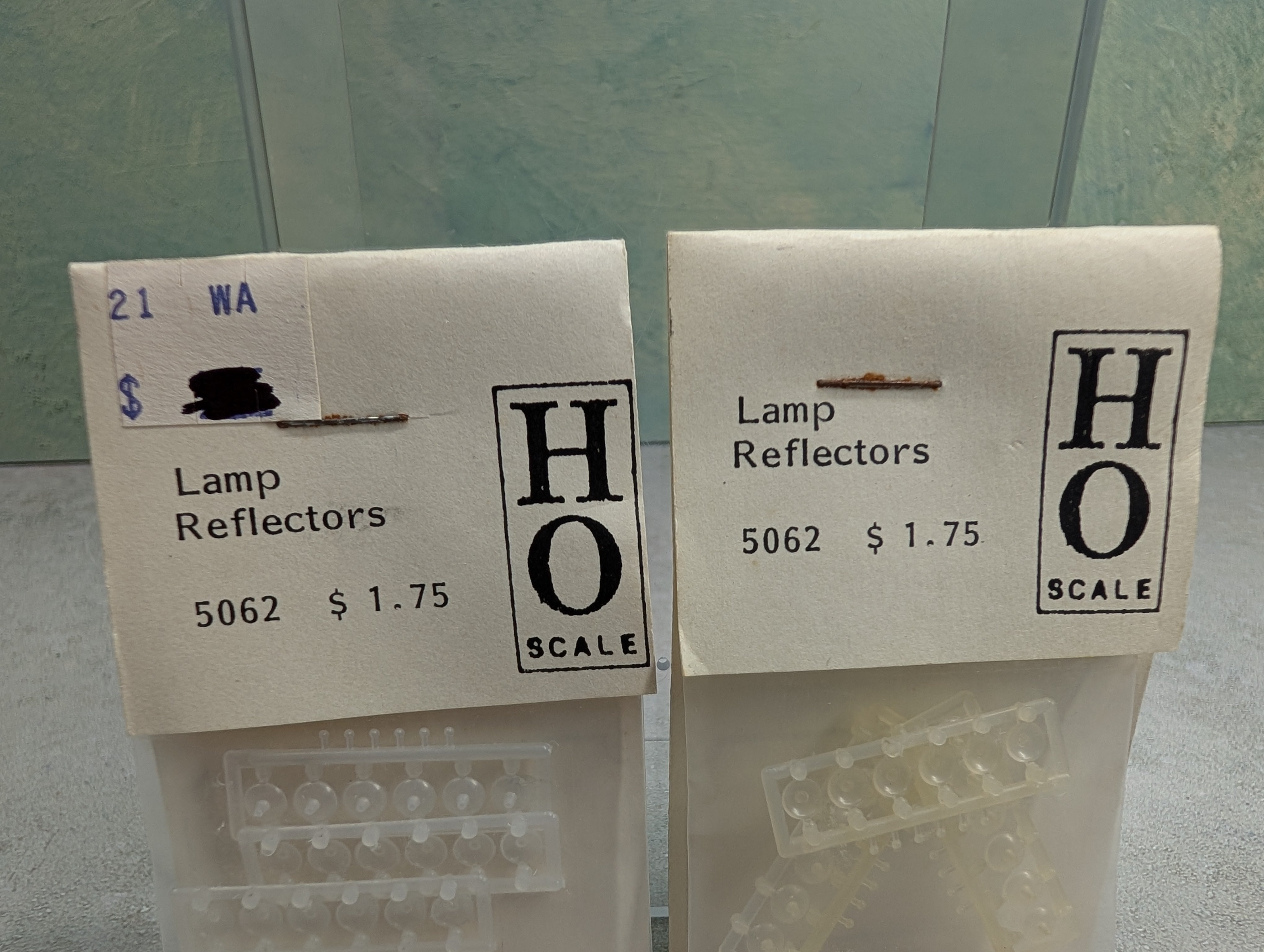 Grandt Line 5062 HO Scale Lamp Reflectors (32 pcs)