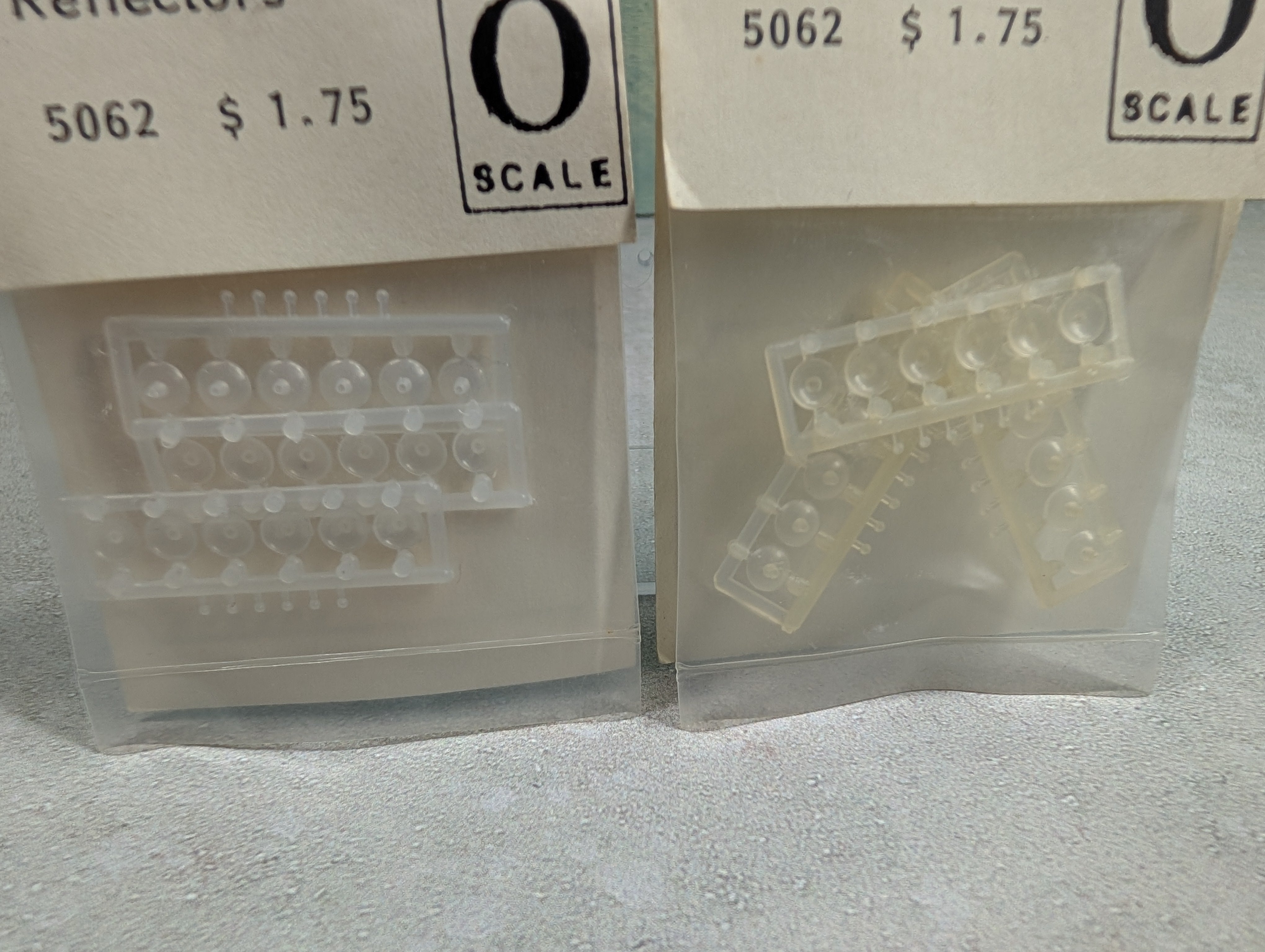 Grandt Line 5062 HO Scale Lamp Reflectors (32 pcs)