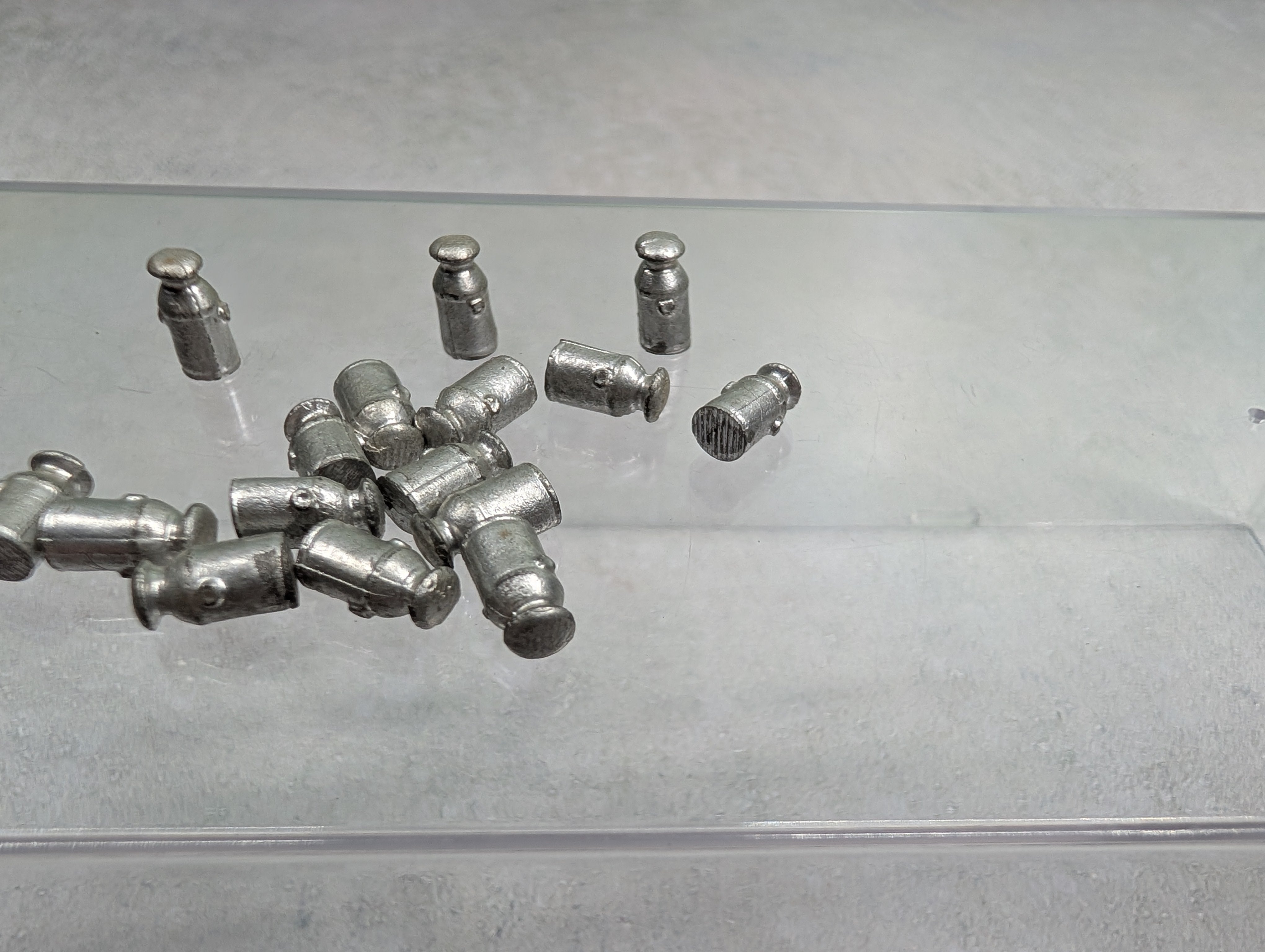USED HO Scale Large Milk Cans (16 pcs)