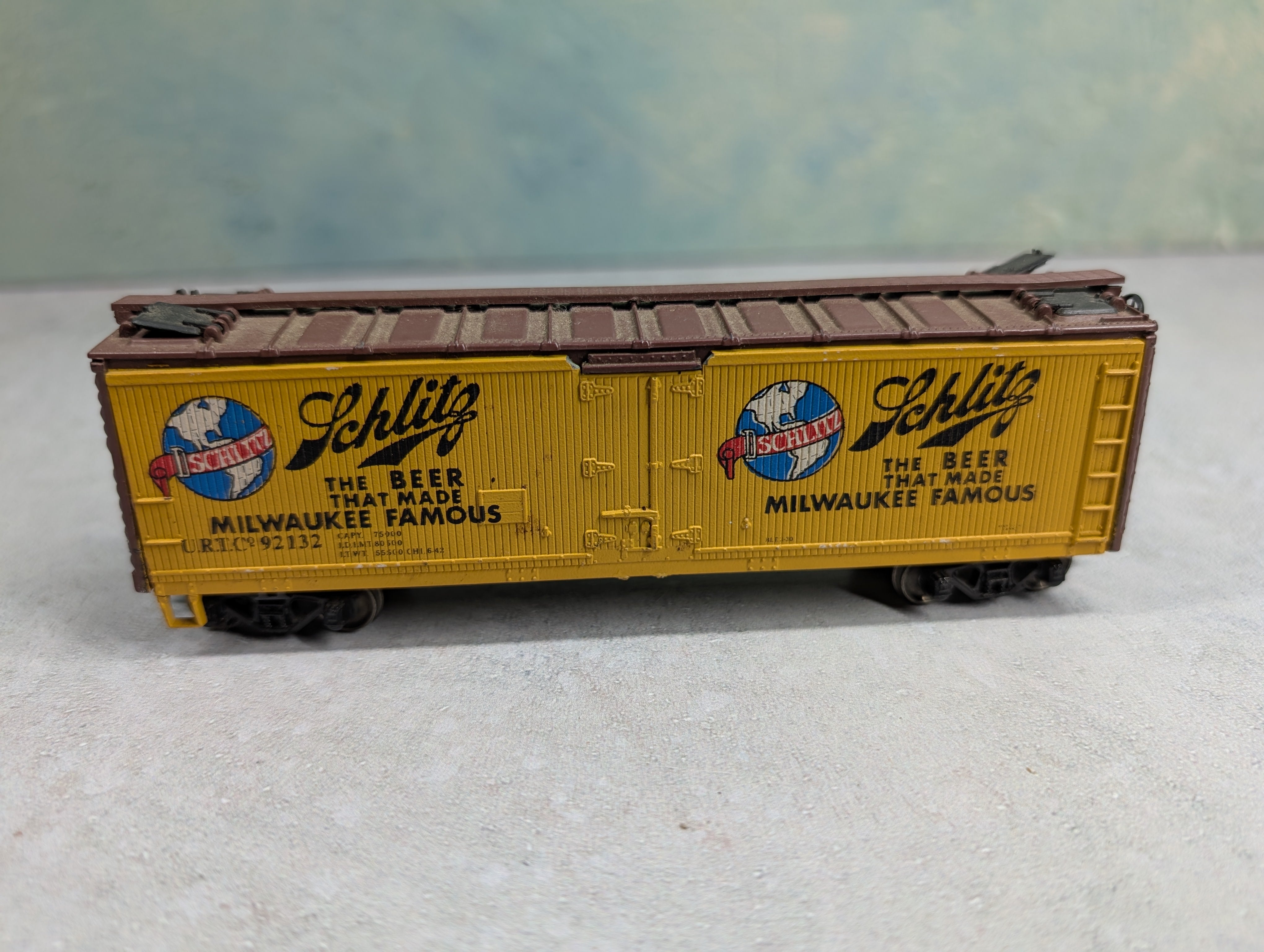 USED Athearn HO Scale 40' Reefer Box Car Schlitz Brewery URTC #92132