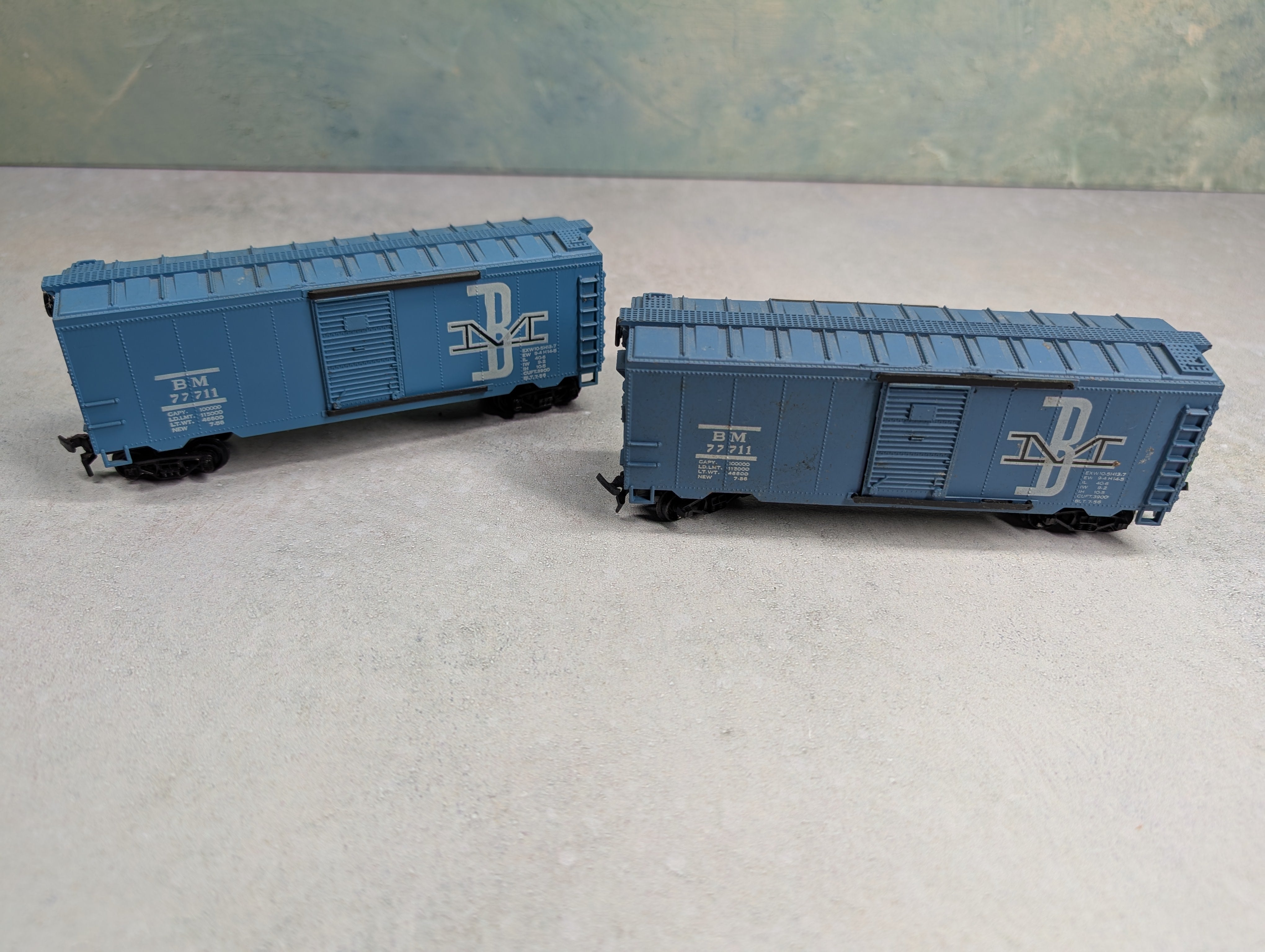 USED HO Scale 40' Box Car Boston and Maine BM #77711 (2 pcs)