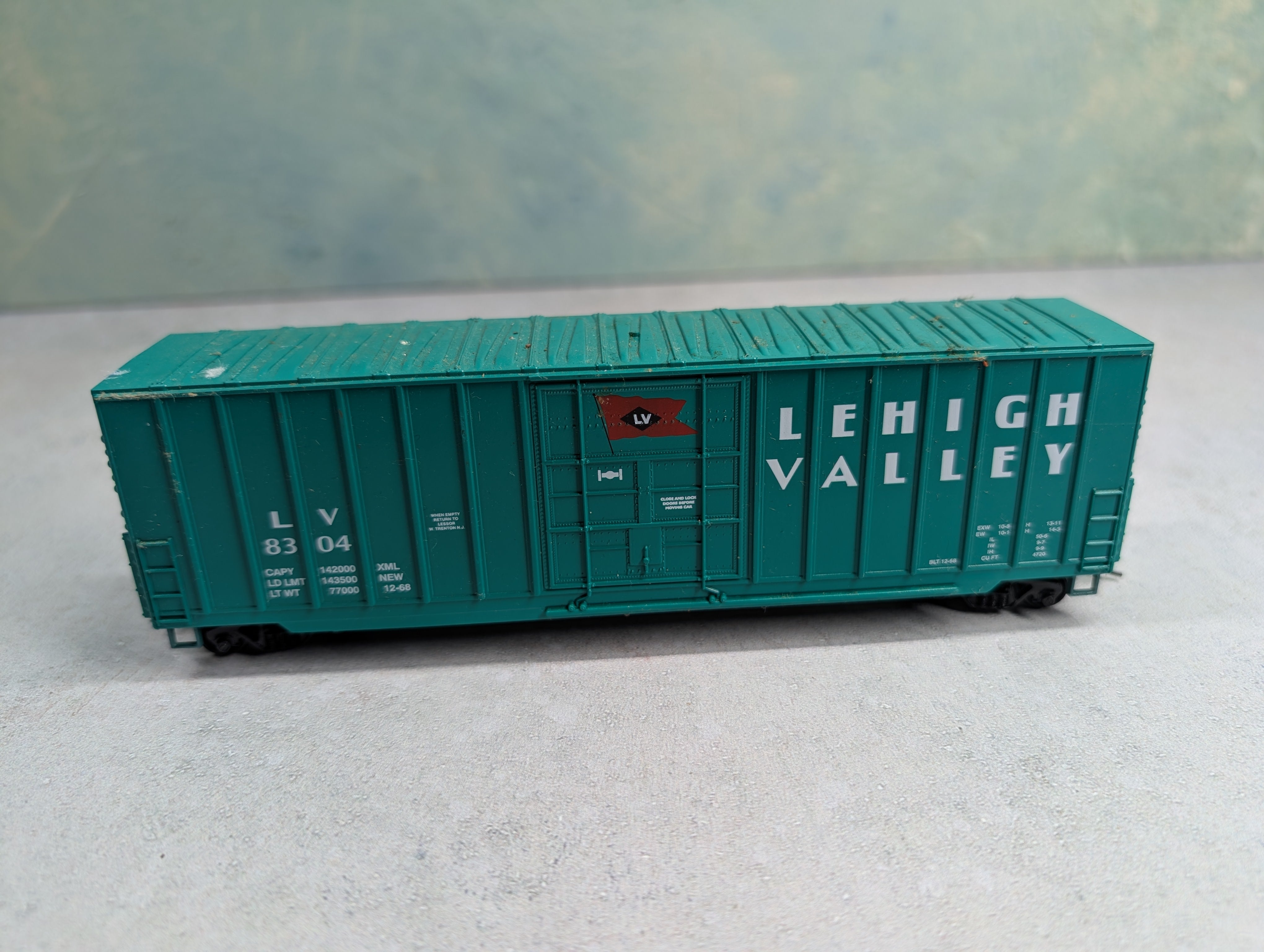 USED Roundhouse HO Scale 50' OB Box Car Lehigh Valley LV #8304
