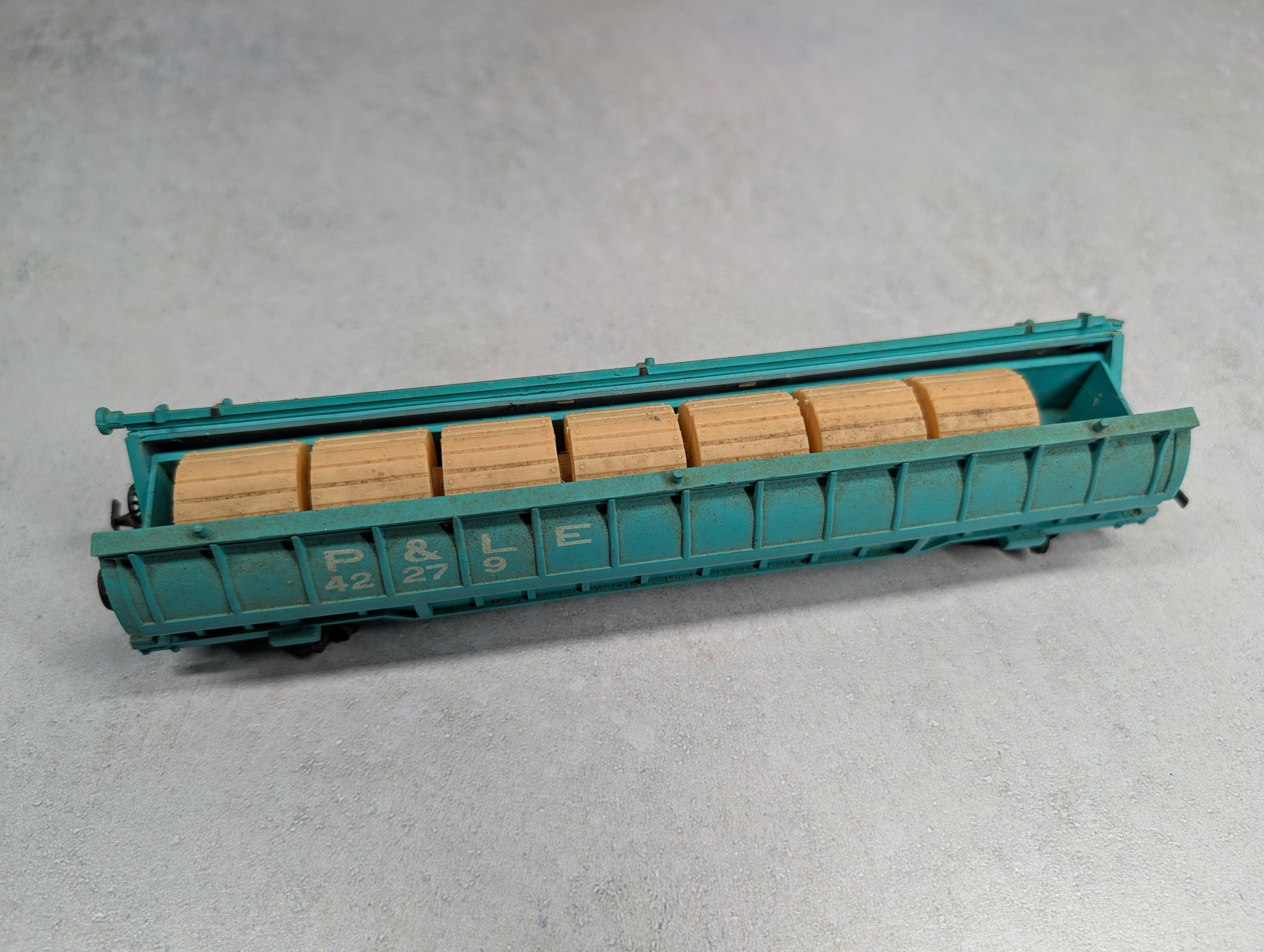 USED Lionel HO Scale Coil Car Pittsburgh & Lake Erie P&LE #42279 w/ Load