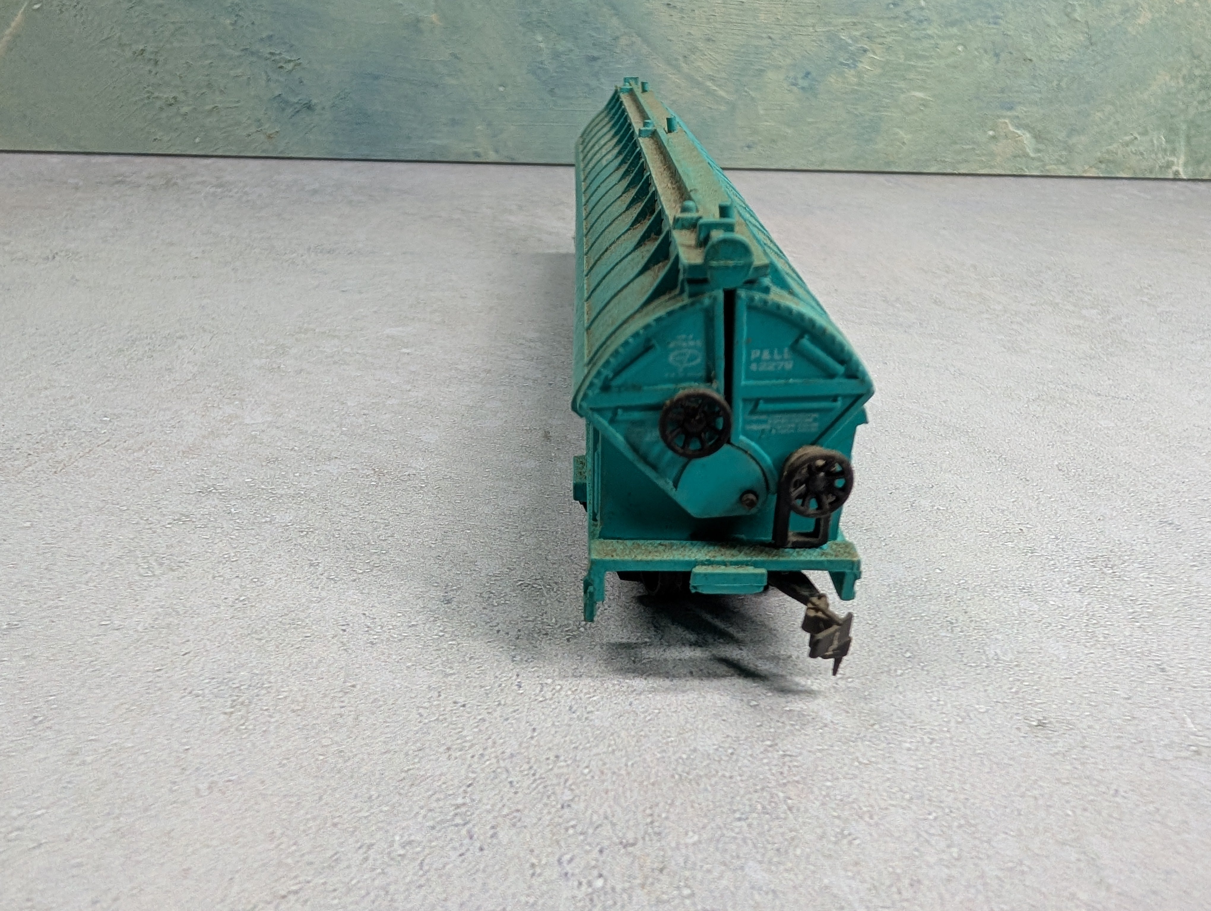 USED Lionel HO Scale Coil Car Pittsburgh & Lake Erie P&LE #42279 w/ Load