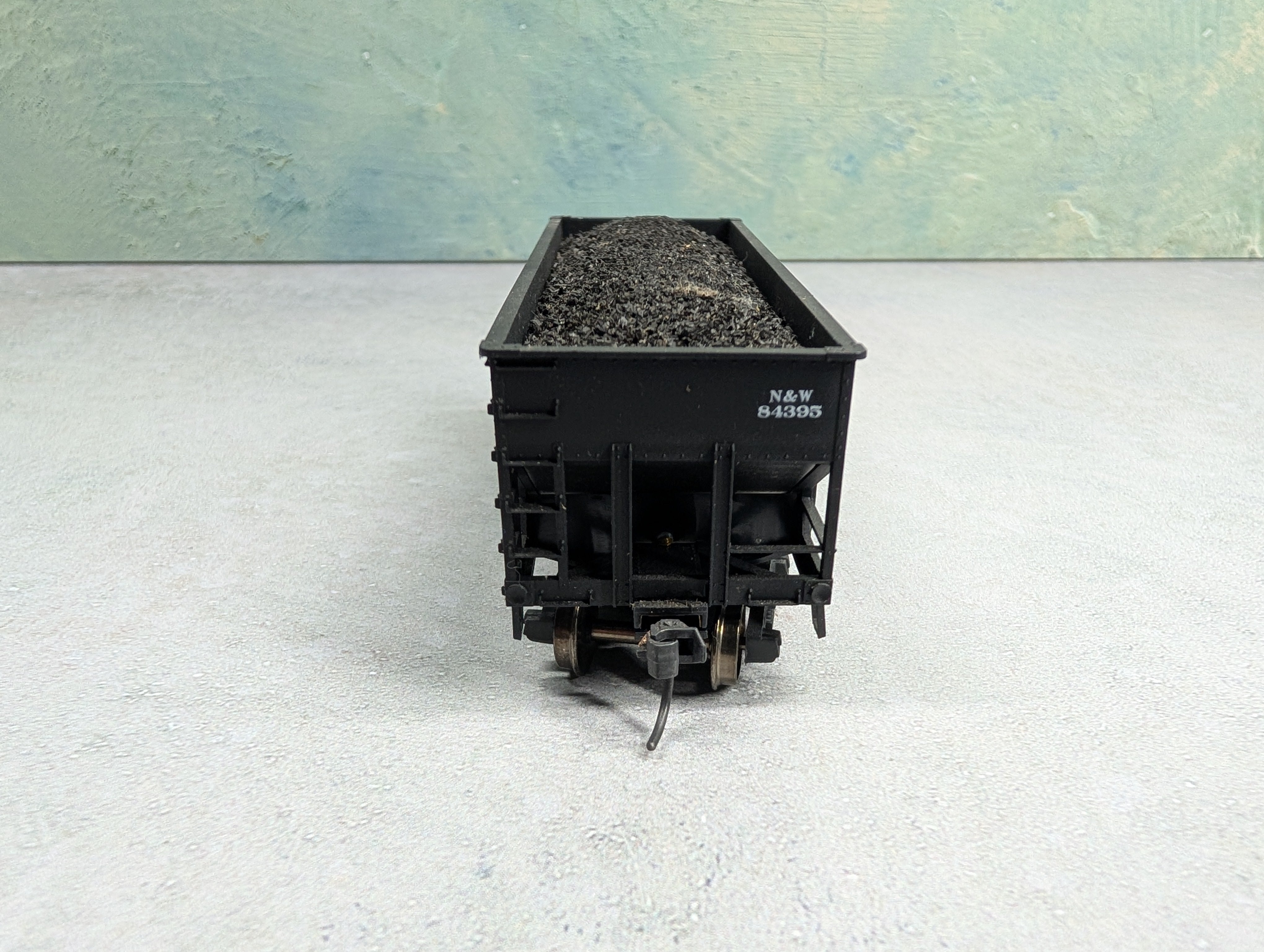 USED Accurail HO Scale 50 Ton 2 Bay Hopper Norfolk & Western N&W #84395 w/ Coal Load