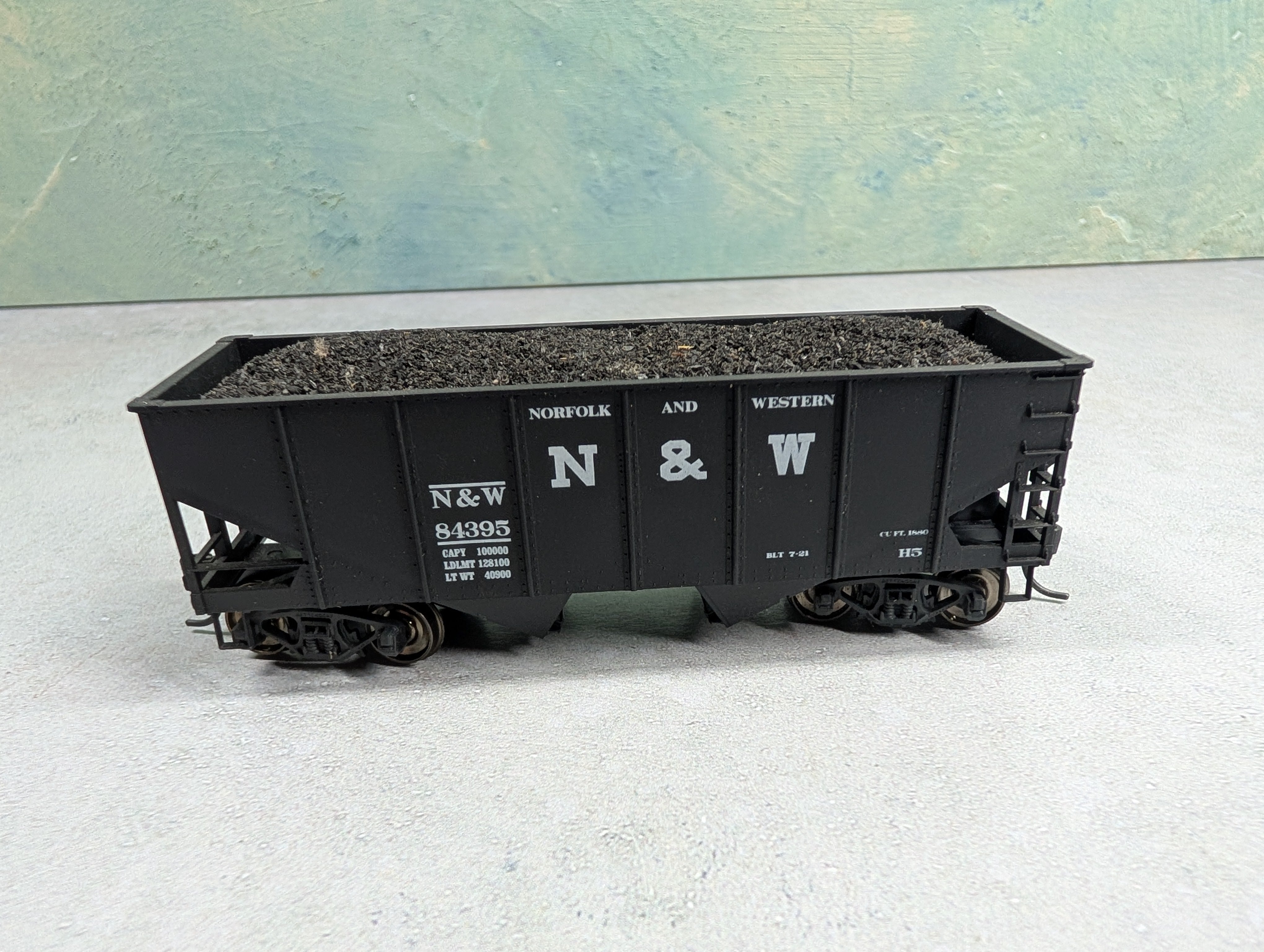 USED Accurail HO Scale 50 Ton 2 Bay Hopper Norfolk & Western N&W #84395 w/ Coal Load
