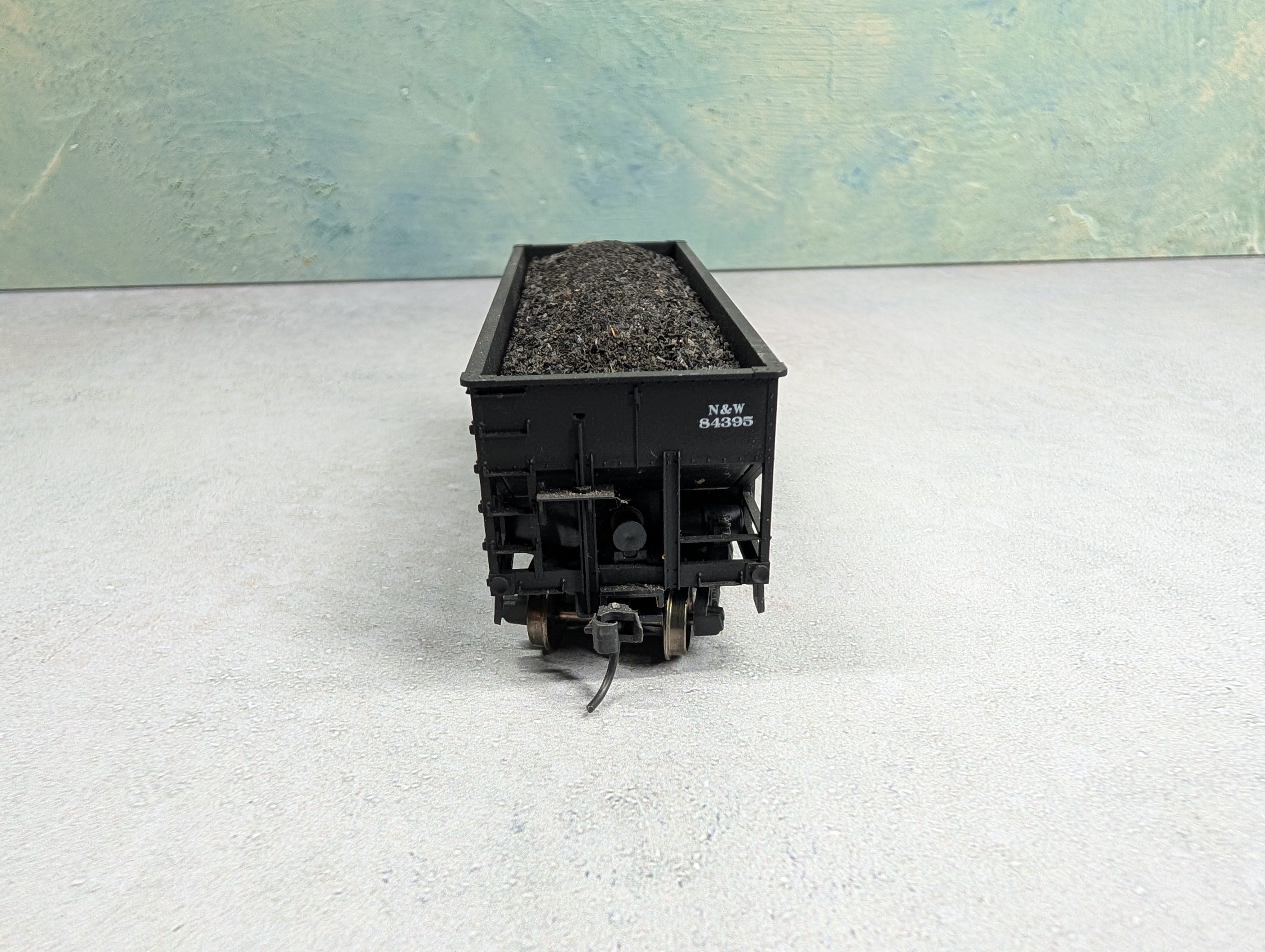 USED Accurail HO Scale 50 Ton 2 Bay Hopper Norfolk & Western N&W #84395 w/ Coal Load