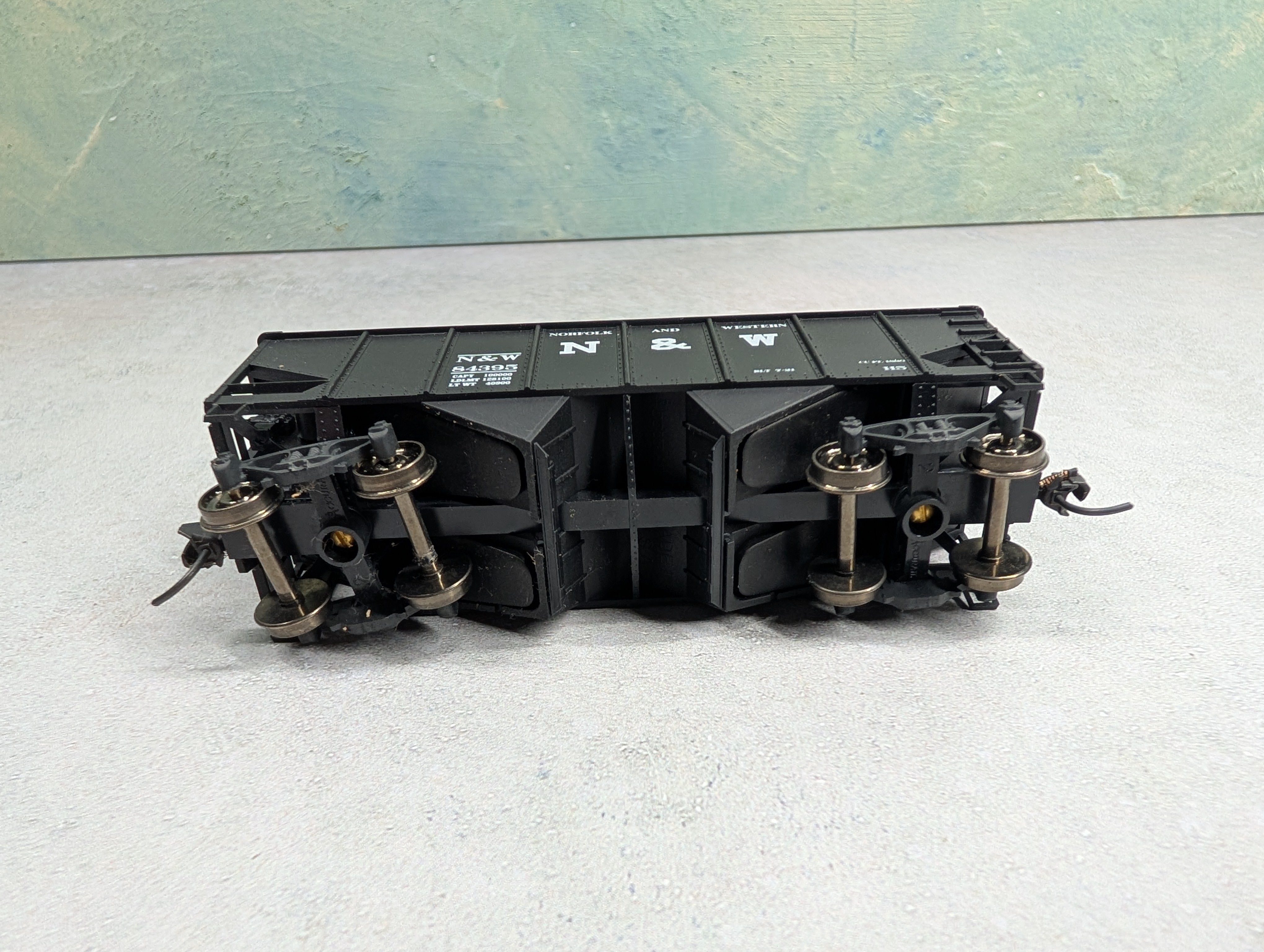 USED Accurail HO Scale 50 Ton 2 Bay Hopper Norfolk & Western N&W #84395 w/ Coal Load