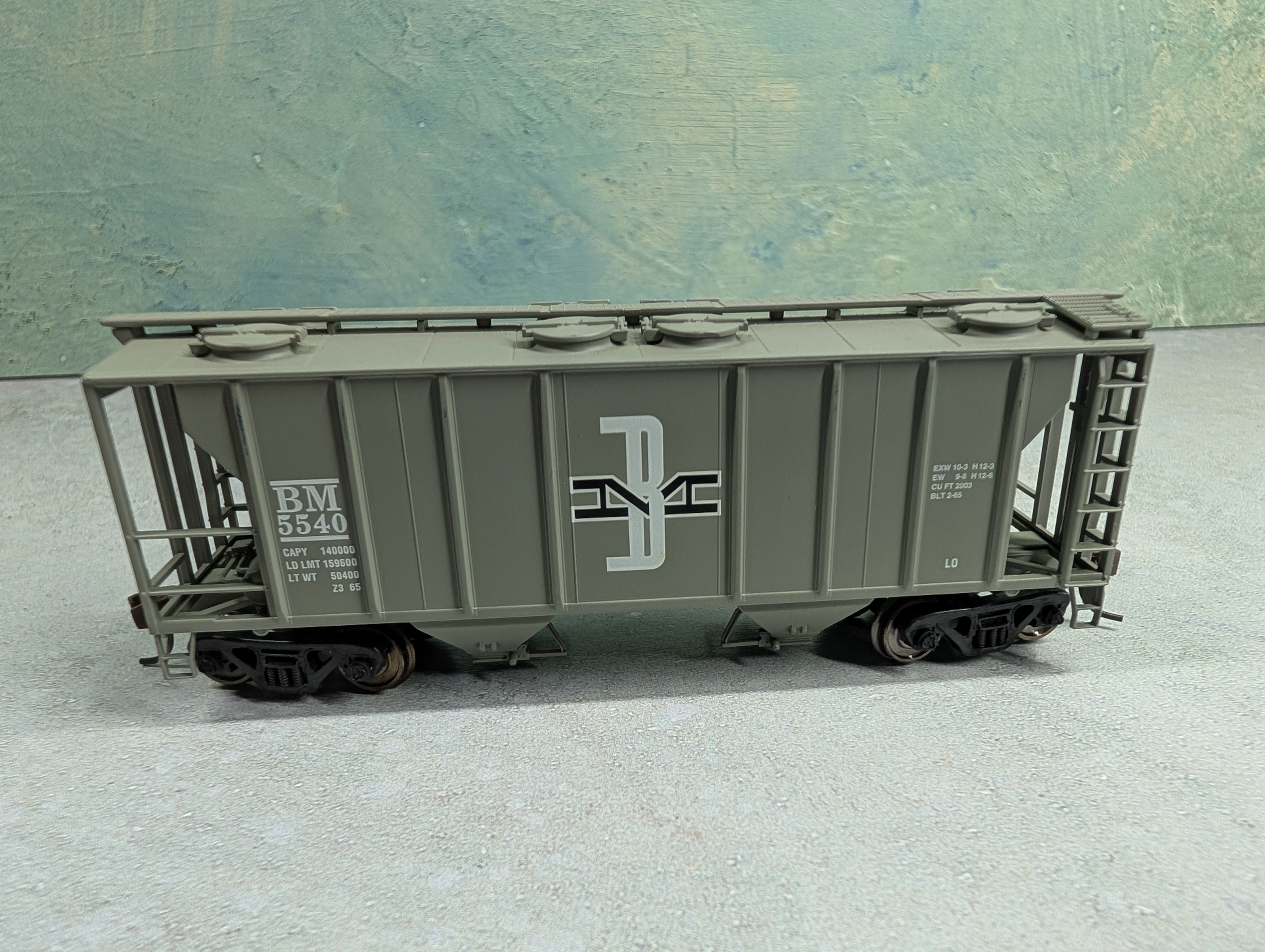 USED Atlas HO Scale 2 Bay Covered Hopper Boston and Maine BM #5540