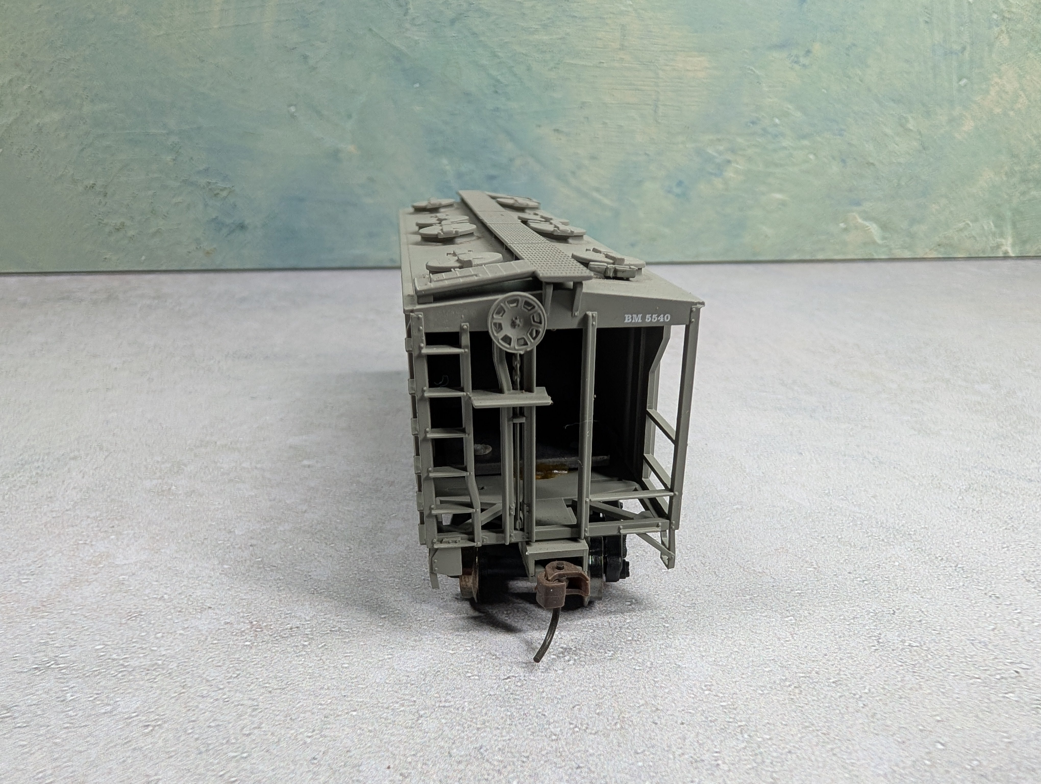 USED Atlas HO Scale 2 Bay Covered Hopper Boston and Maine BM #5540