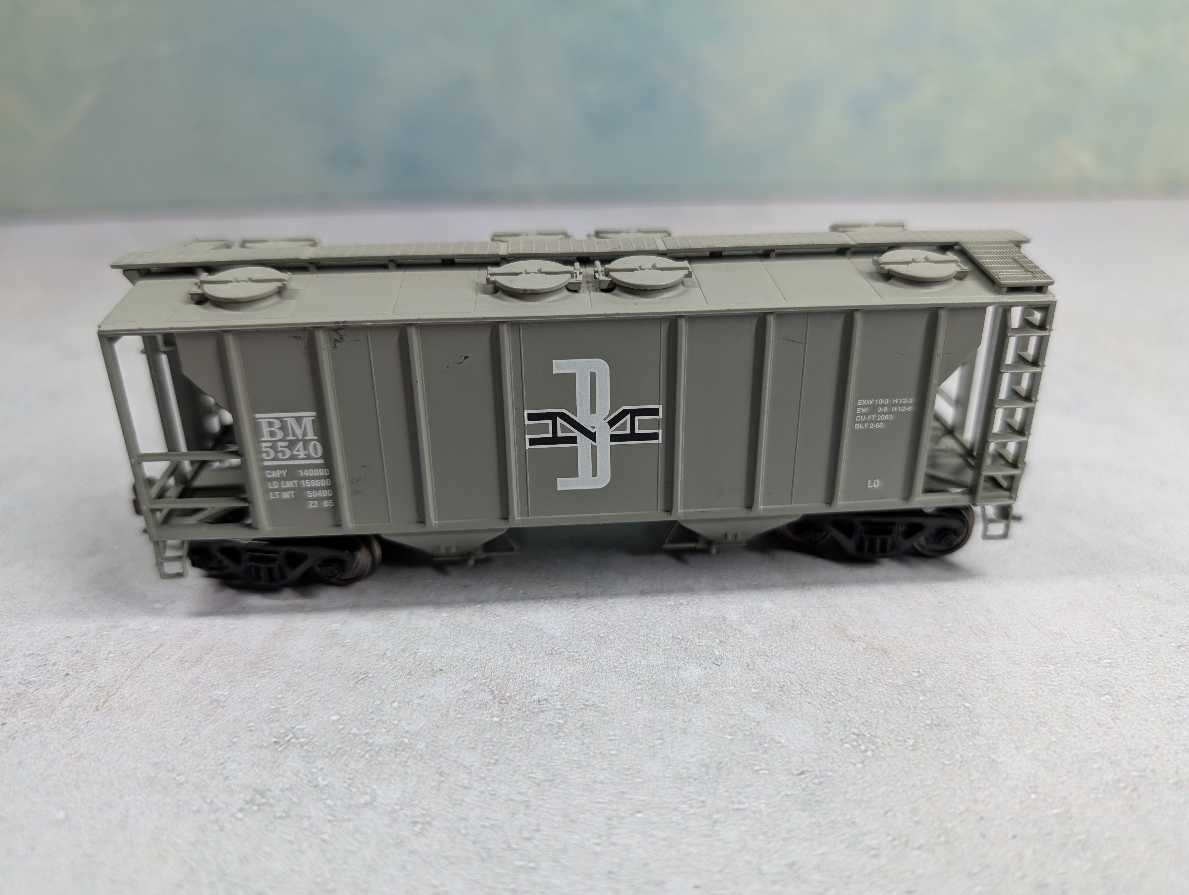 USED Atlas HO Scale 2 Bay Covered Hopper Boston and Maine BM #5540