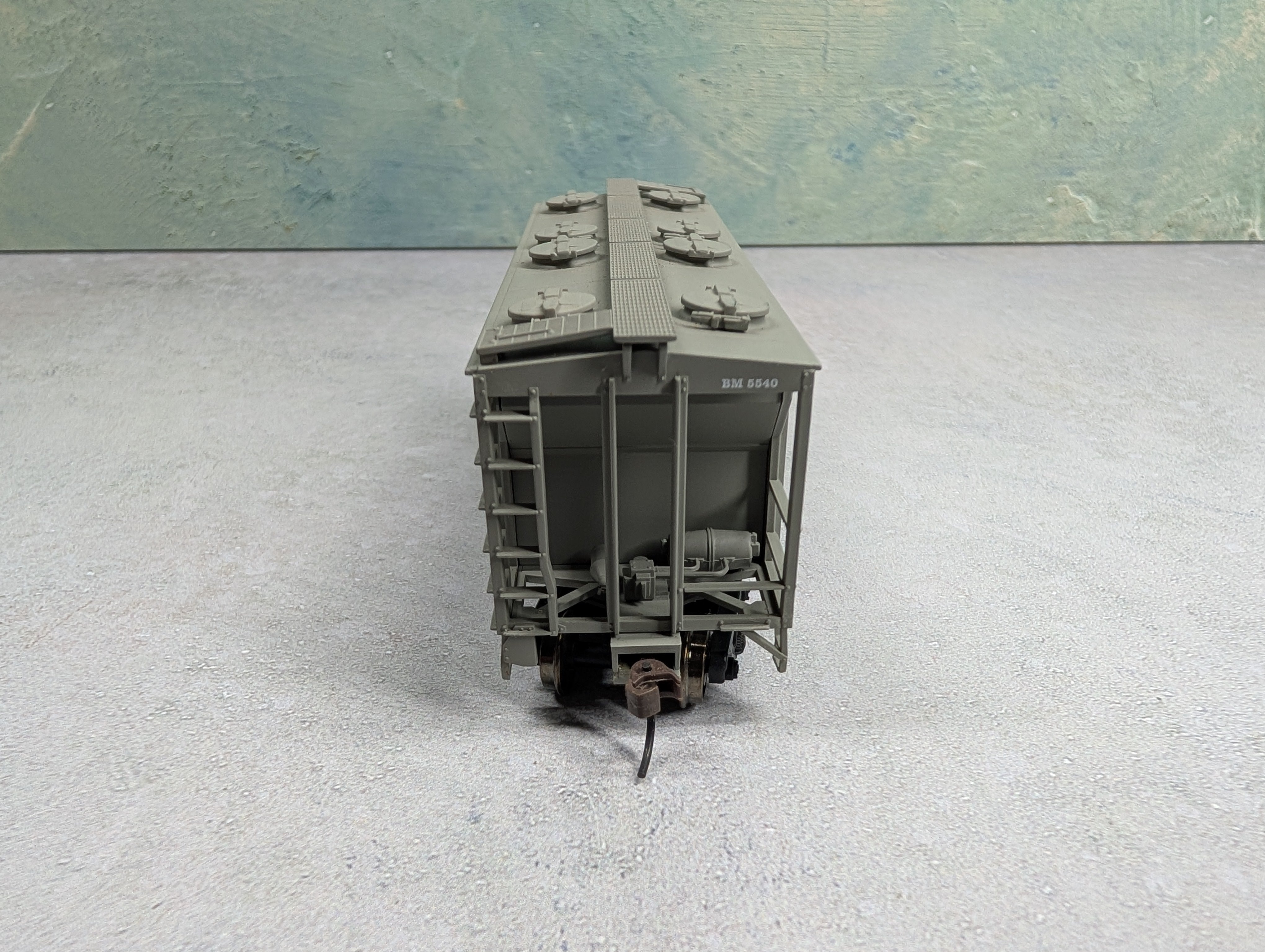USED Atlas HO Scale 2 Bay Covered Hopper Boston and Maine BM #5540