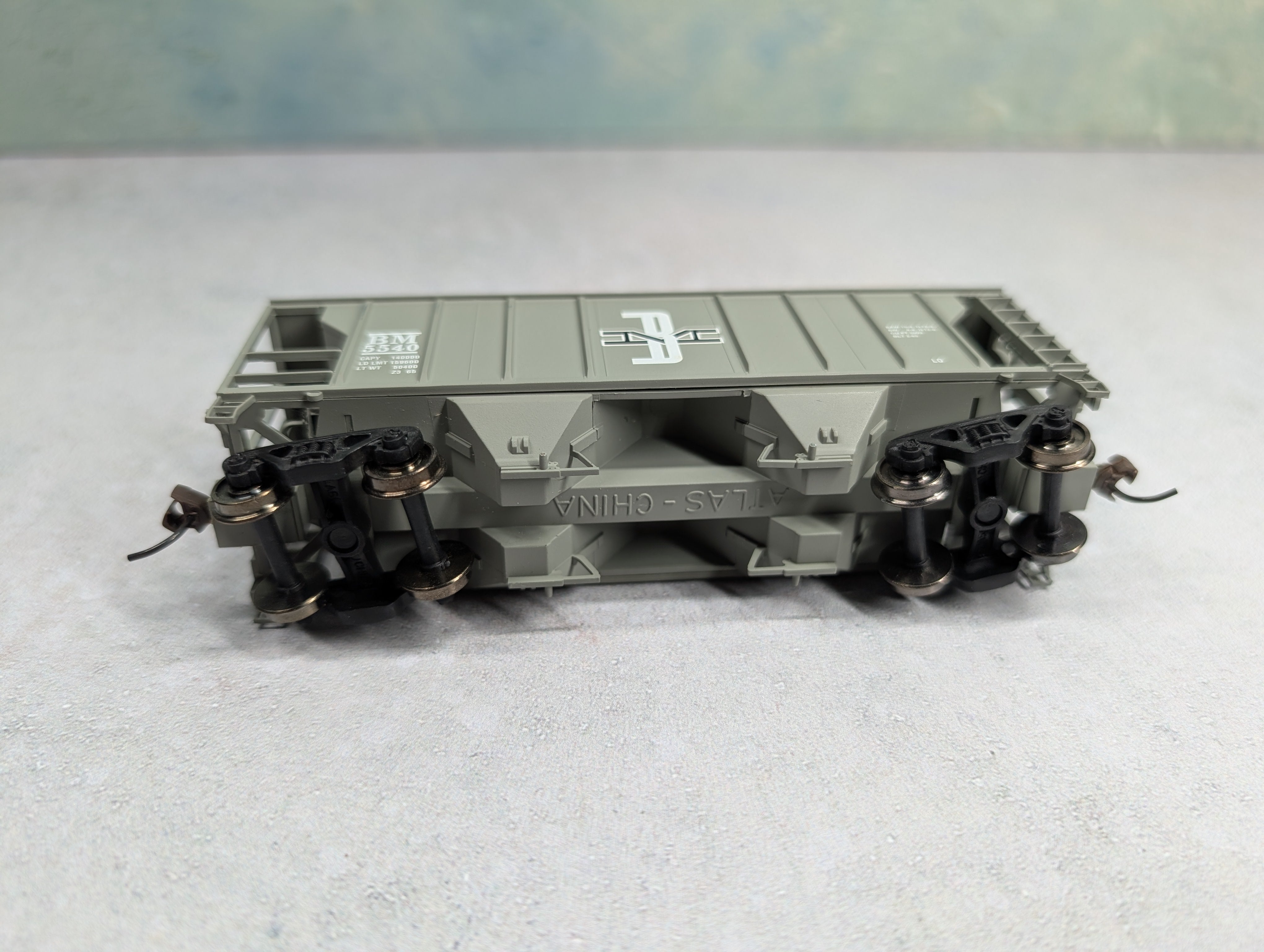 USED Atlas HO Scale 2 Bay Covered Hopper Boston and Maine BM #5540