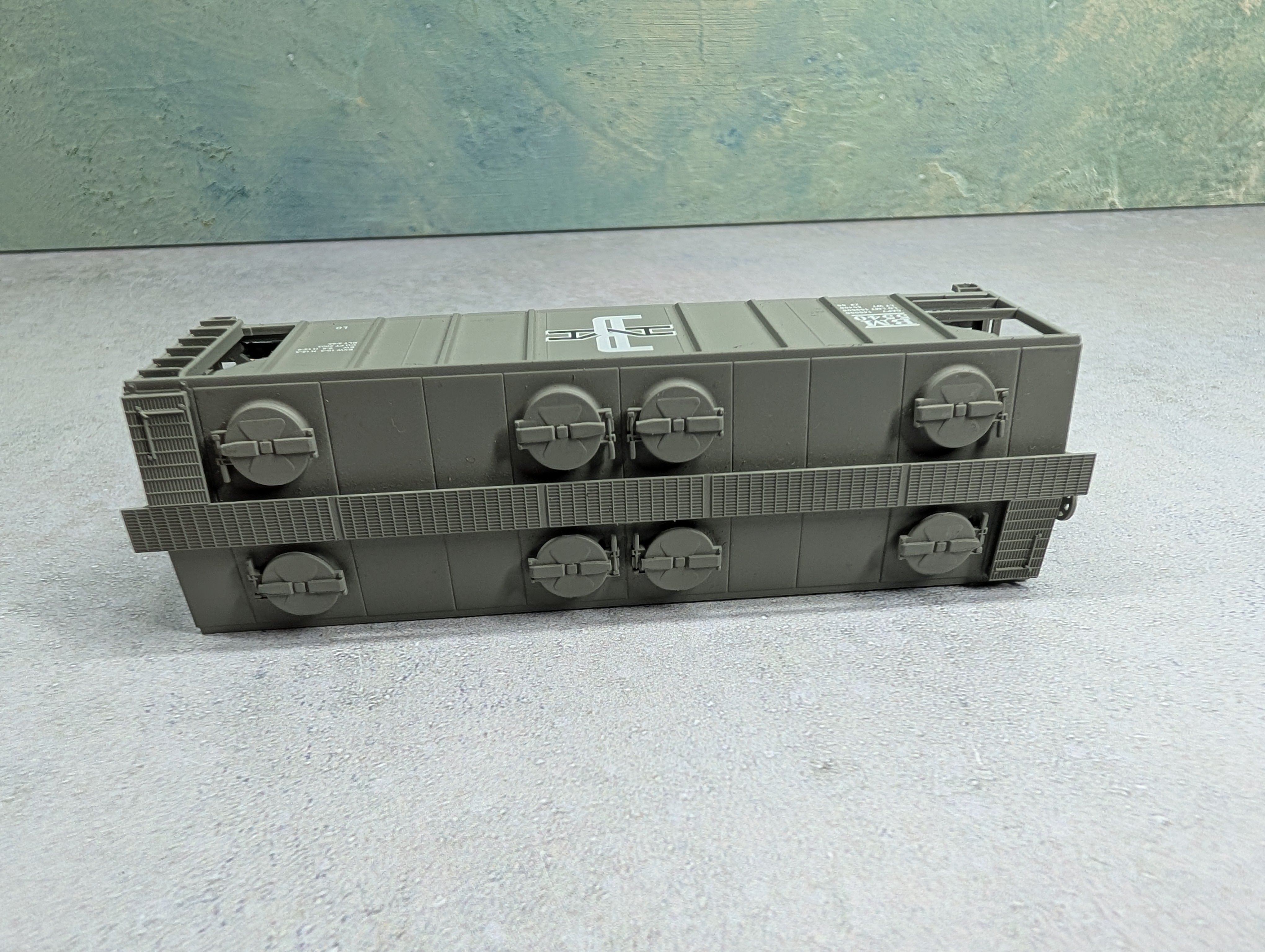 USED Atlas HO Scale 2 Bay Covered Hopper Boston and Maine BM #5540
