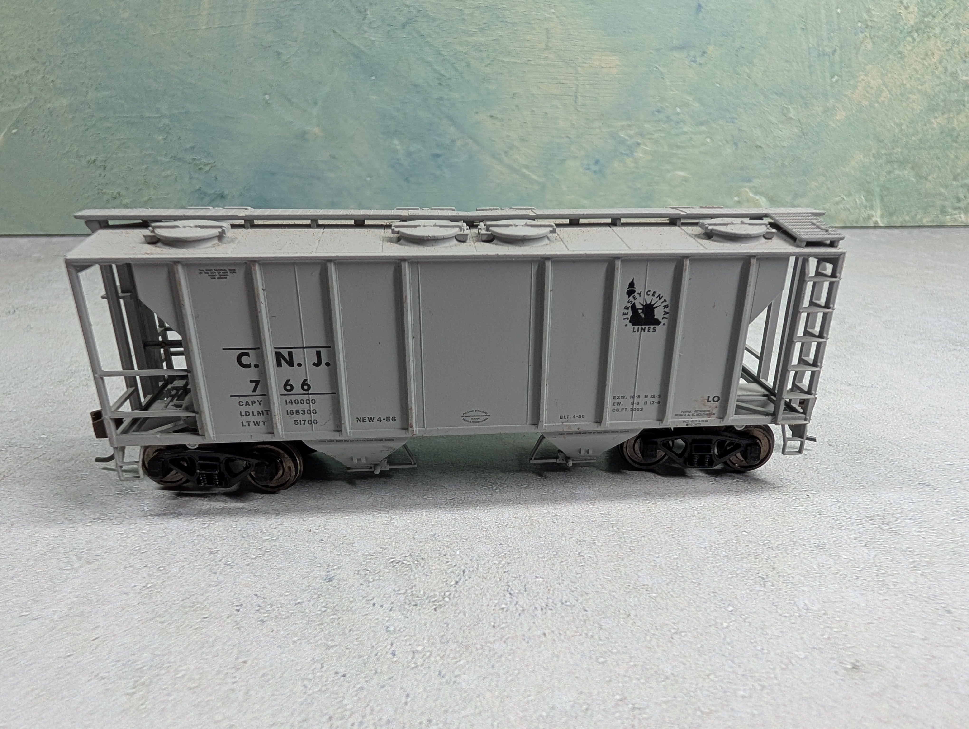 USED Atlas HO Scale 2 Bay Covered Hopper Jersey Central CNJ #766