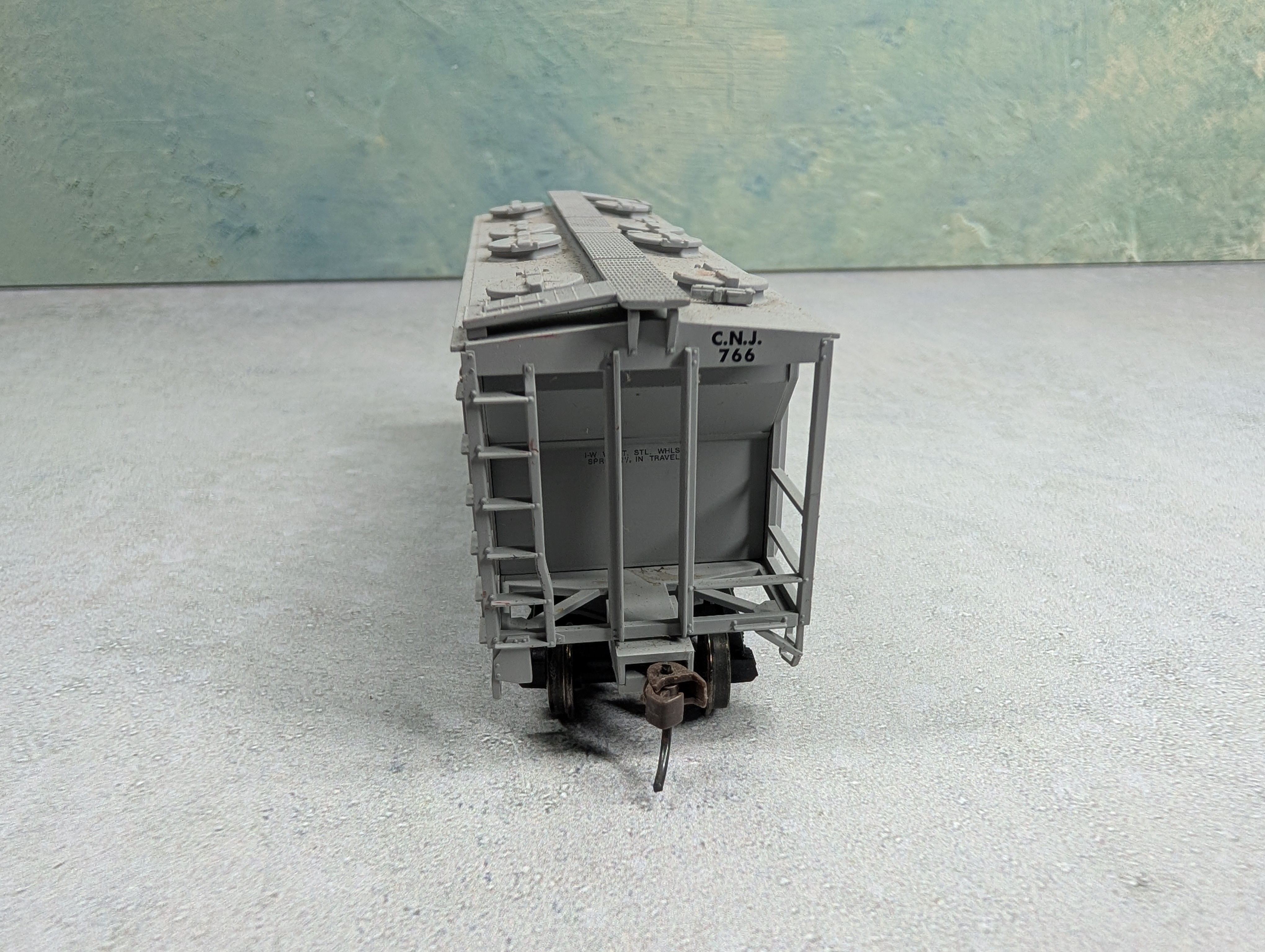 USED Atlas HO Scale 2 Bay Covered Hopper Jersey Central CNJ #766