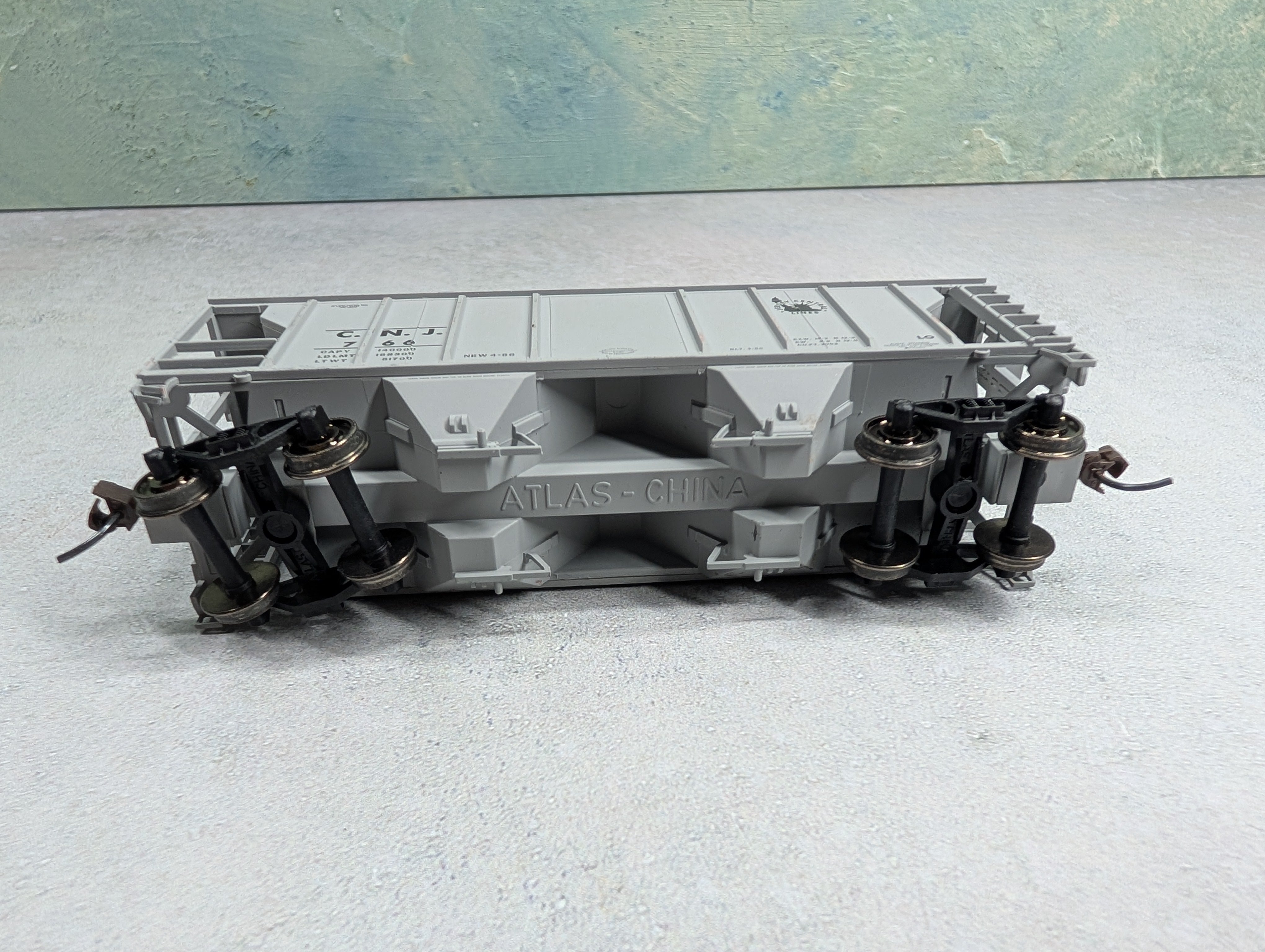 USED Atlas HO Scale 2 Bay Covered Hopper Jersey Central CNJ #766