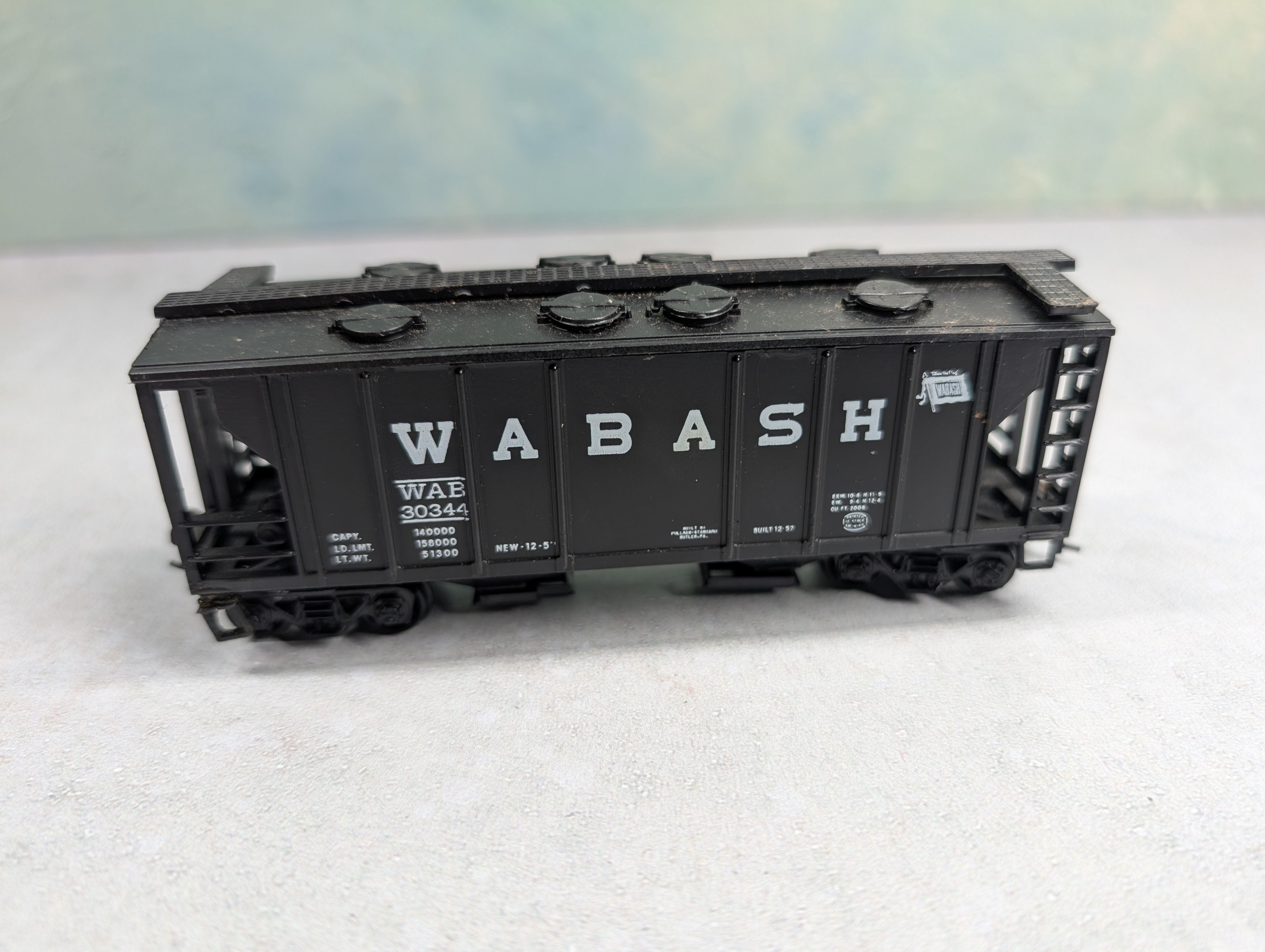 USED Roundhouse HO Scale 70 Ton 2-Bay Covered Hopper Wabash WAB #30344