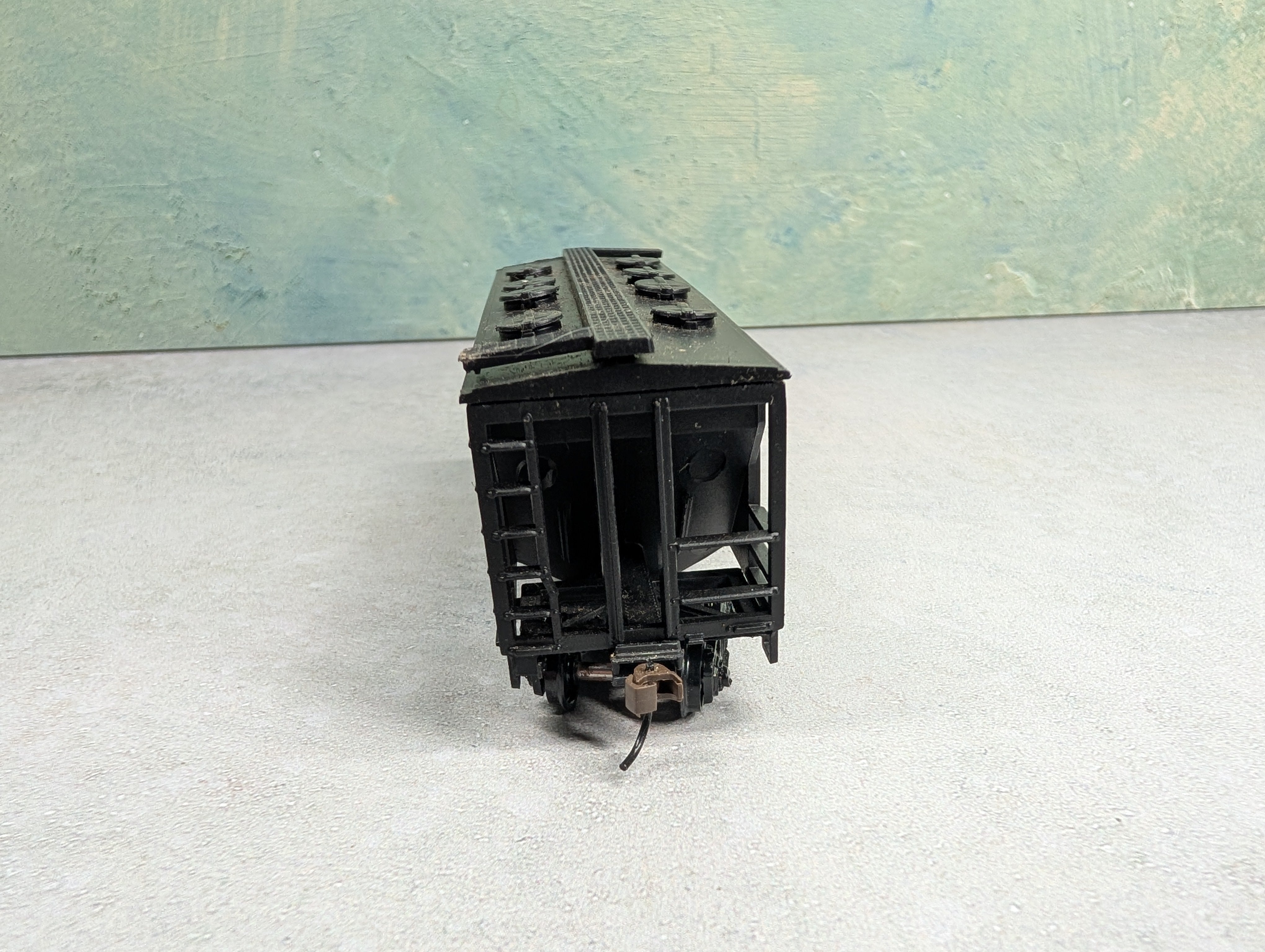 USED Roundhouse HO Scale 70 Ton 2-Bay Covered Hopper Wabash WAB #30344