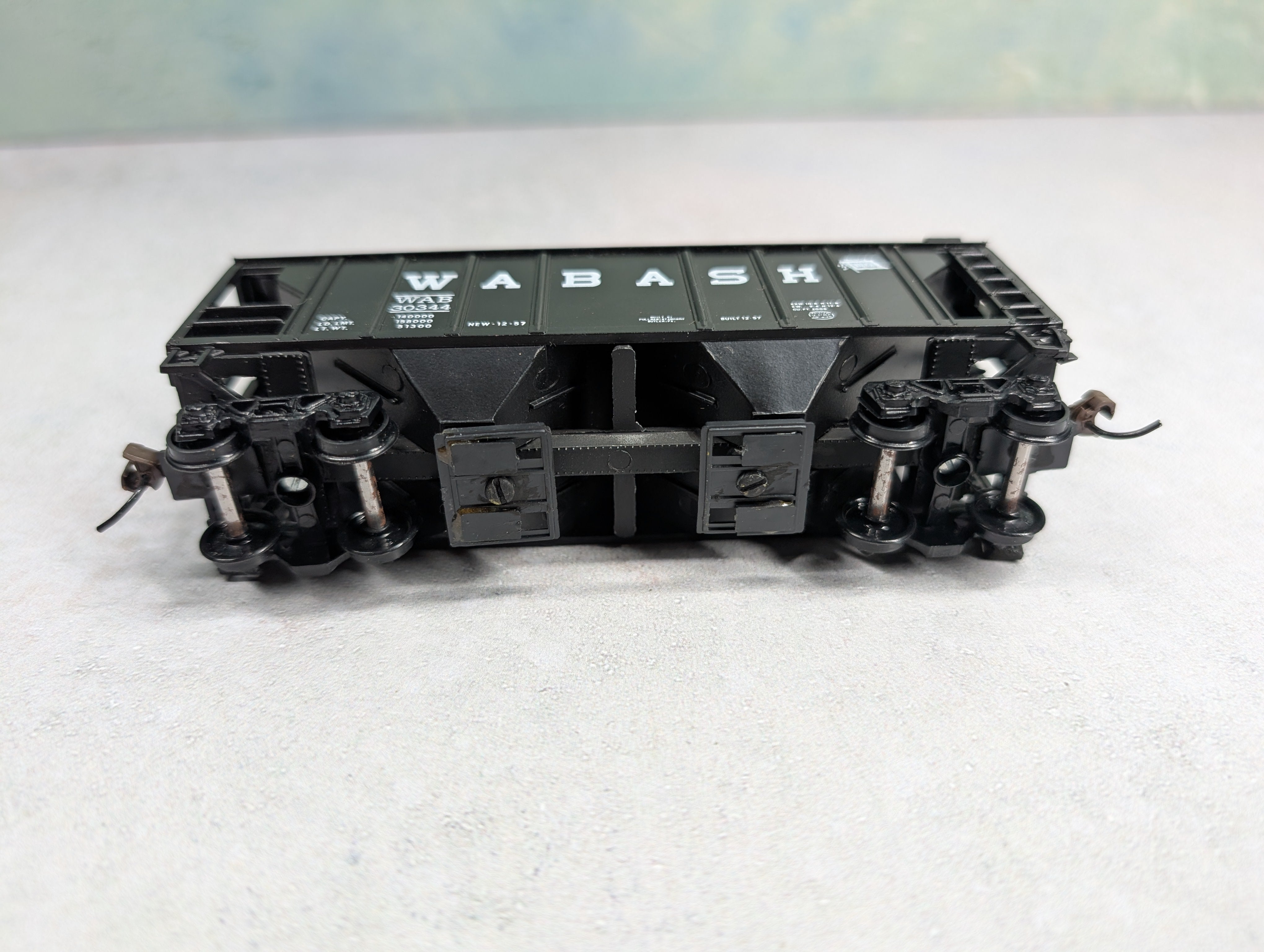 USED Roundhouse HO Scale 70 Ton 2-Bay Covered Hopper Wabash WAB #30344