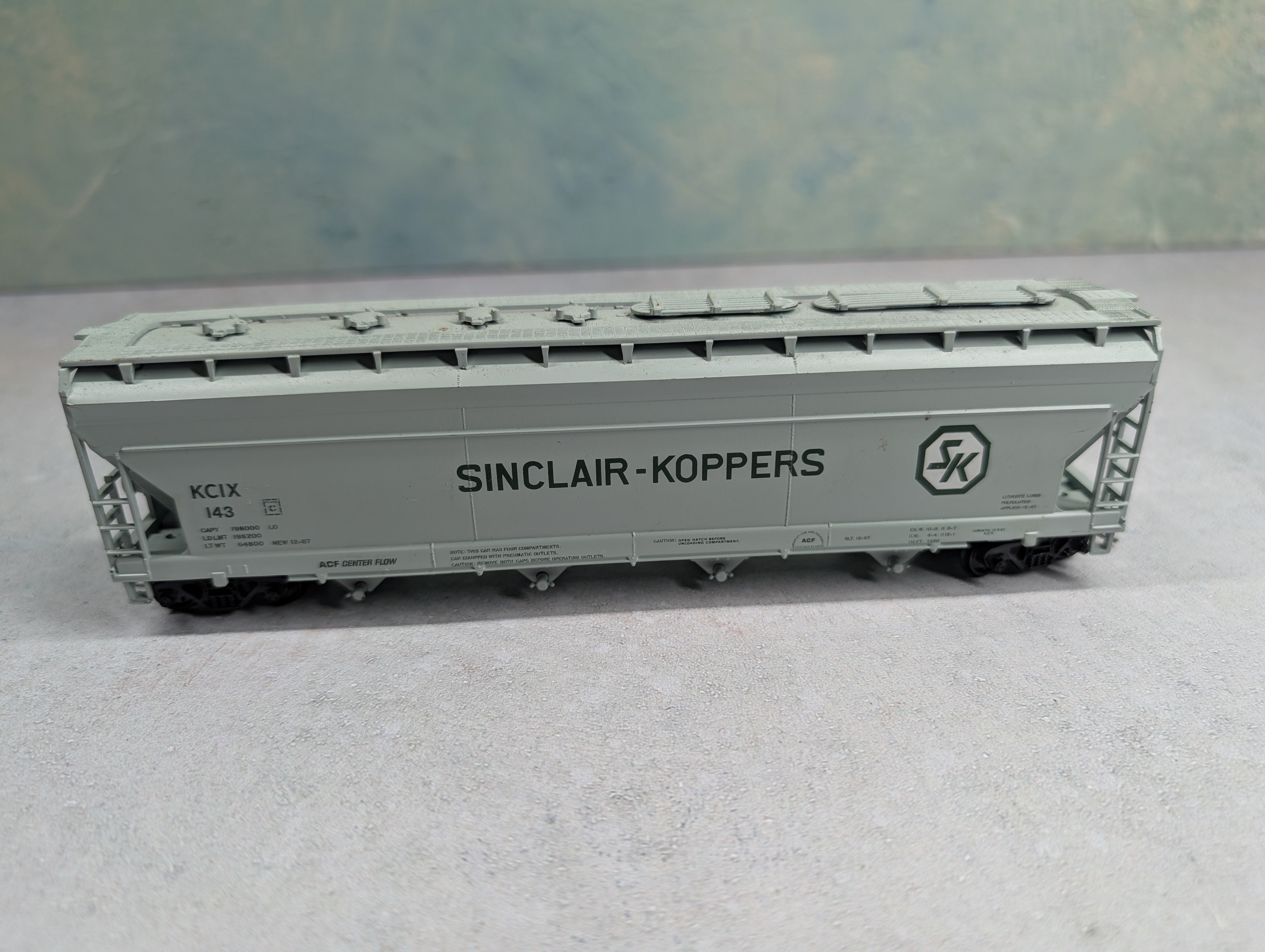 USED Athearn HO Scale ACF 4 Bay Covered Hopper Sinclair-Koppers KCIX #143