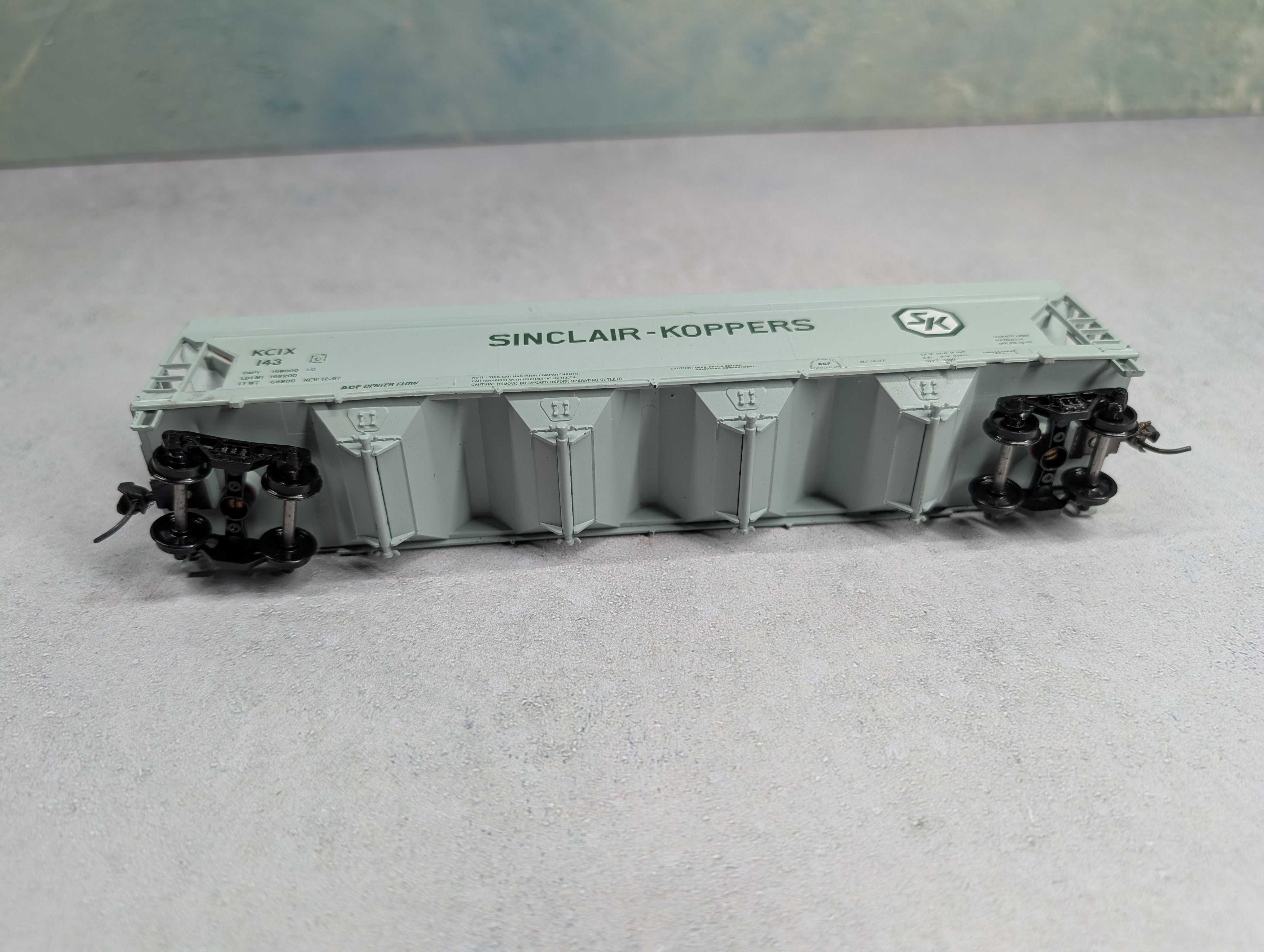 USED Athearn HO Scale ACF 4 Bay Covered Hopper Sinclair-Koppers KCIX #143