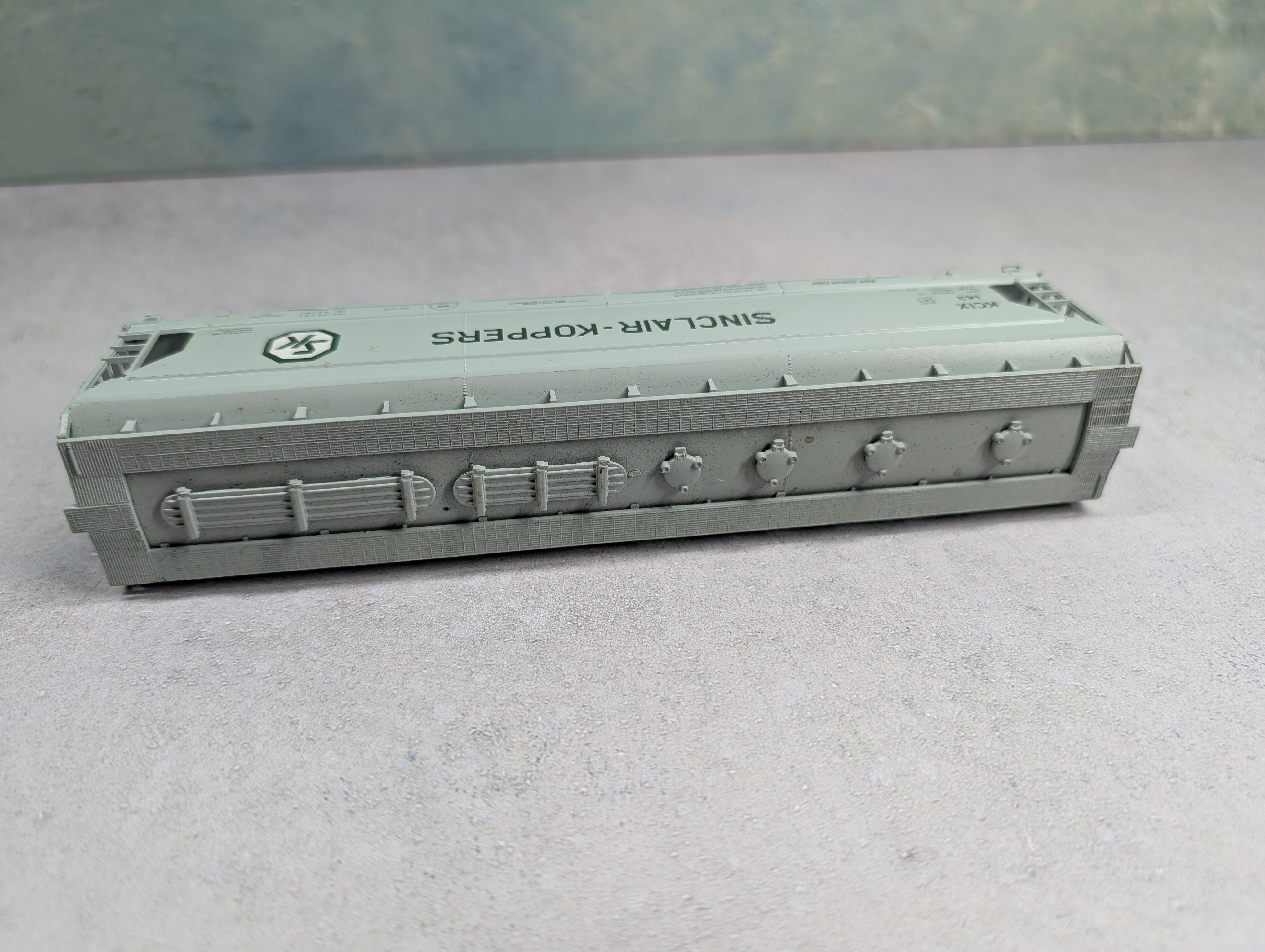 USED Athearn HO Scale ACF 4 Bay Covered Hopper Sinclair-Koppers KCIX #143