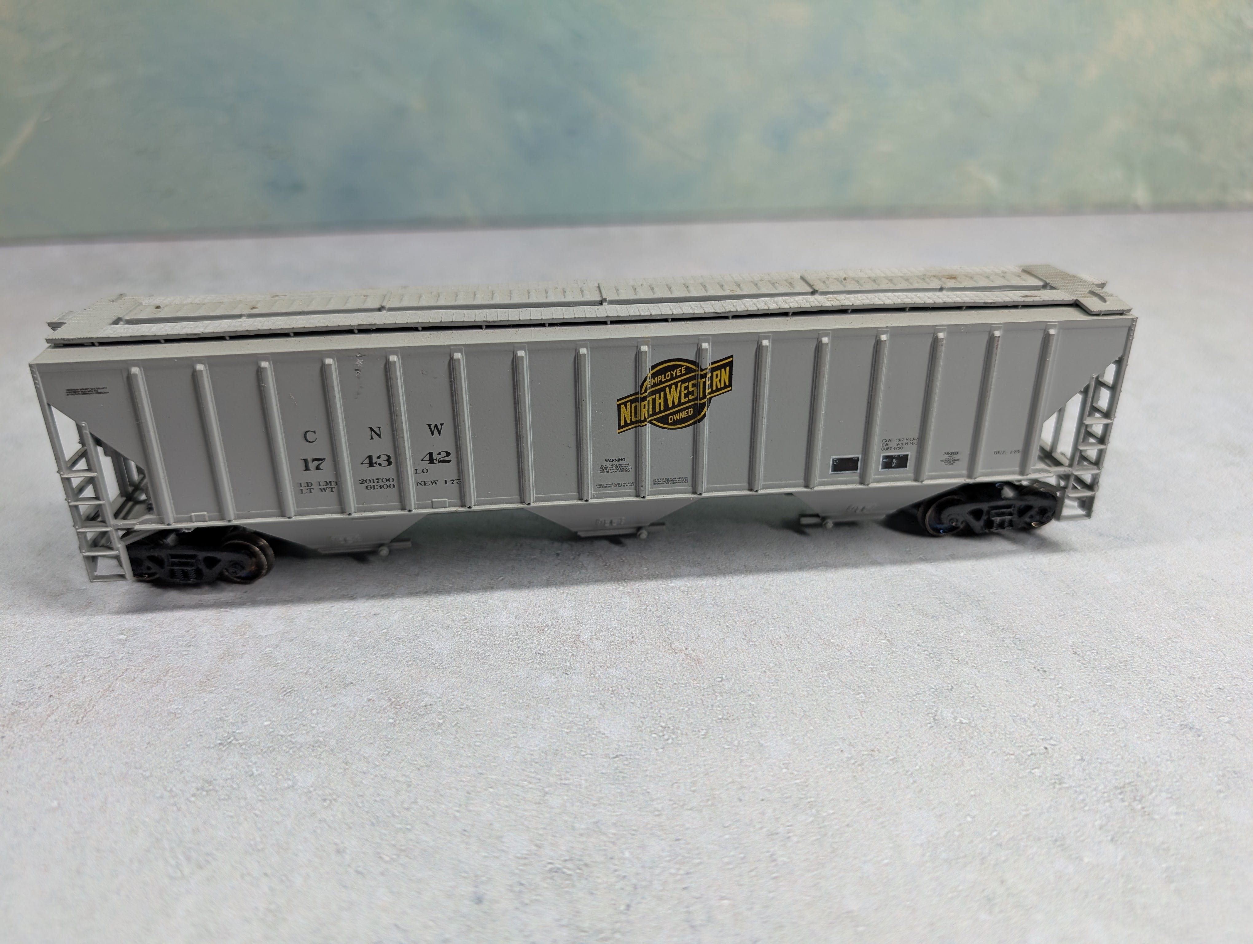 USED Athearn HO Scale 3 Bay Covered Hopper Chicago & North Western CNW #174342