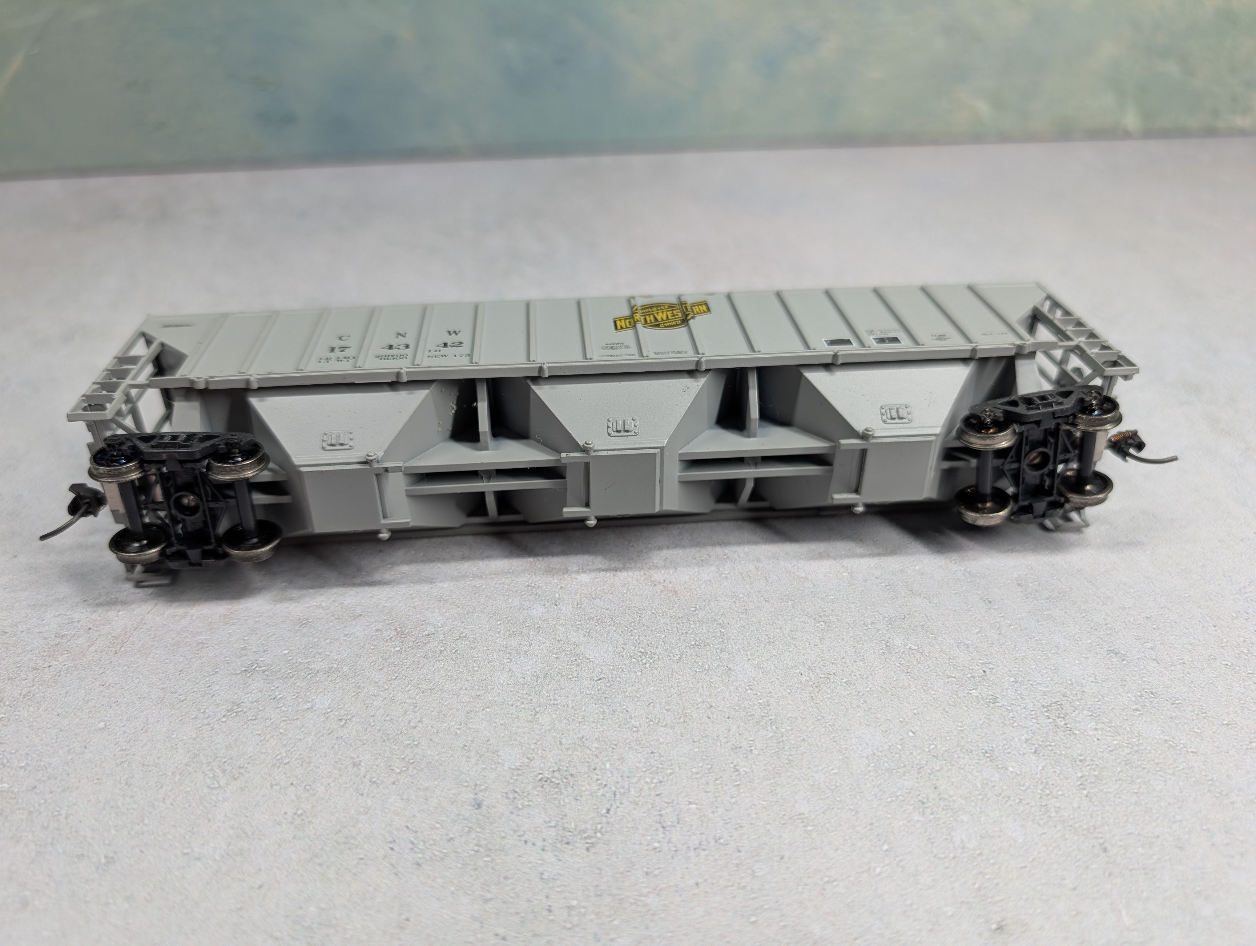 USED Athearn HO Scale 3 Bay Covered Hopper Chicago & North Western CNW #174342