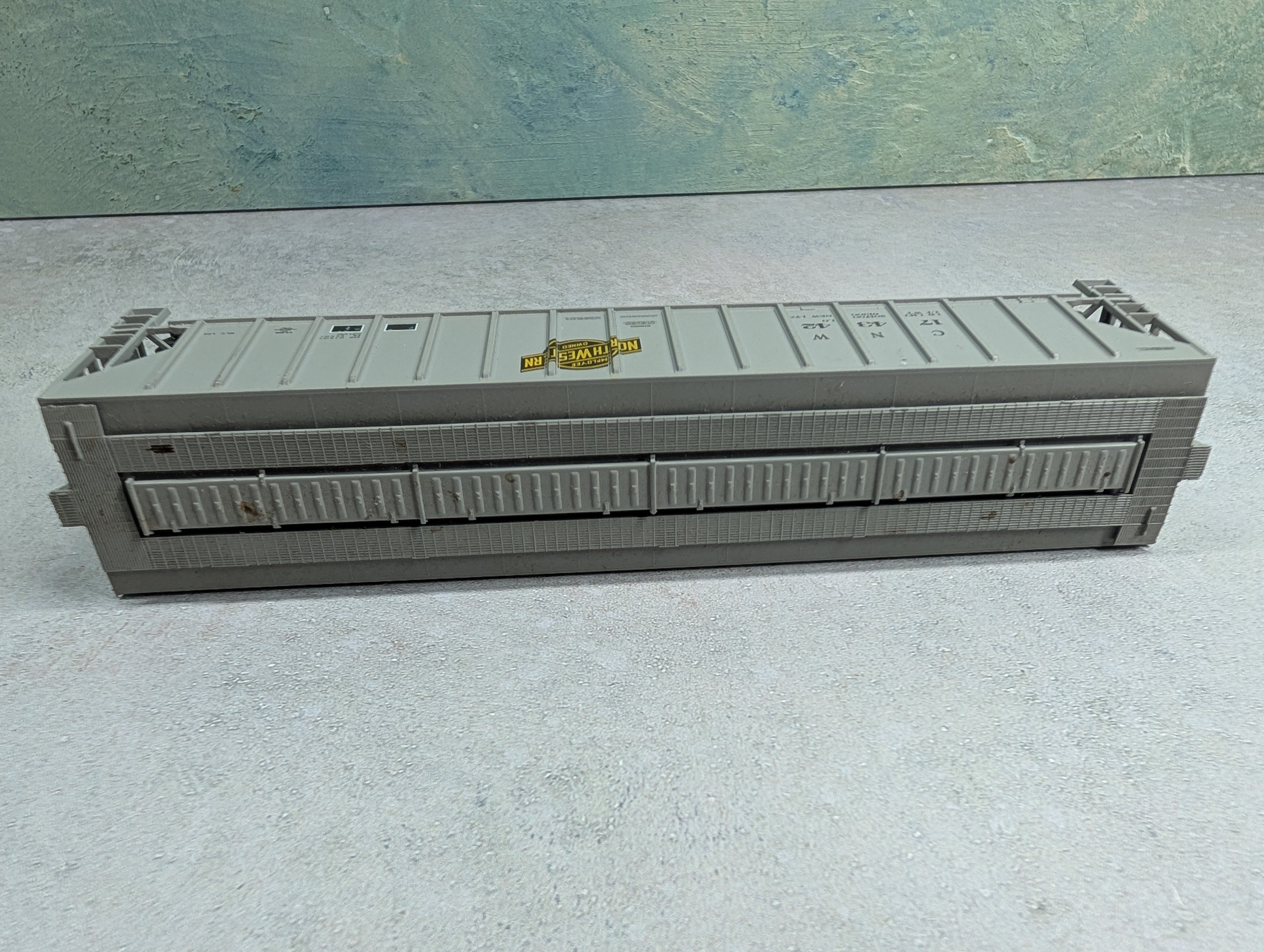 USED Athearn HO Scale 3 Bay Covered Hopper Chicago & North Western CNW #174342