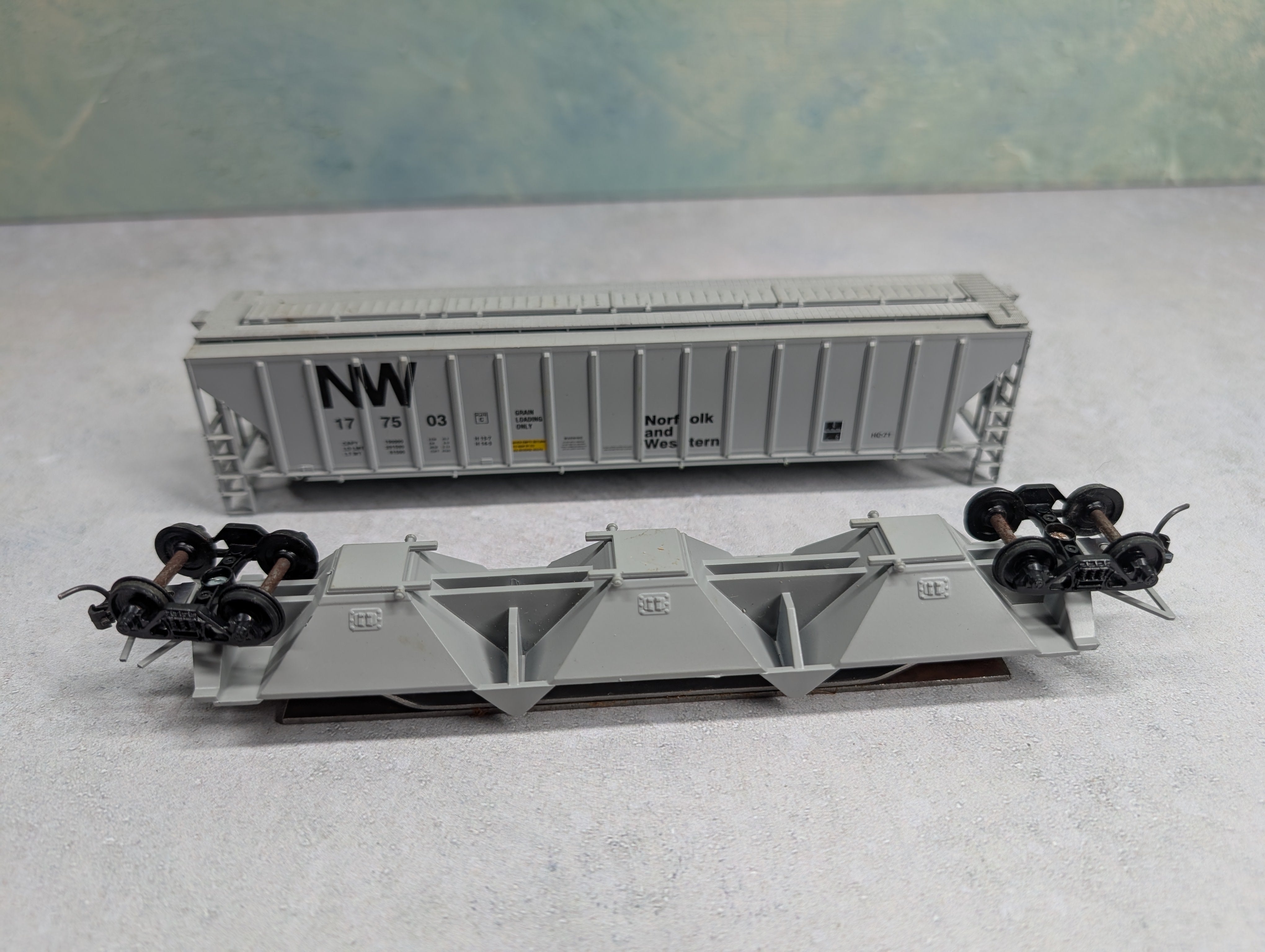 USED Athearn HO Scale 3 Bay Covered Hopper Norfolk and Western NW #177503