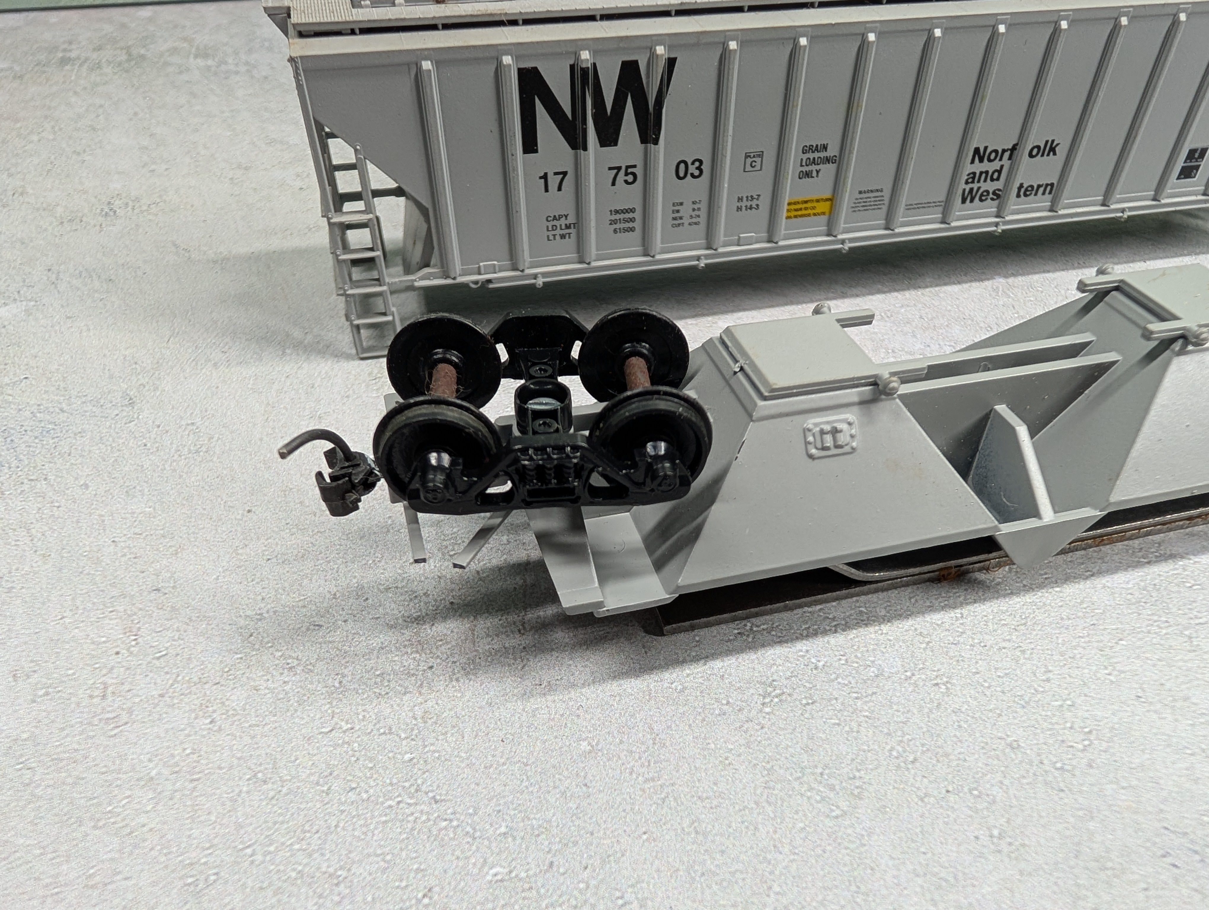 USED Athearn HO Scale 3 Bay Covered Hopper Norfolk and Western NW #177503