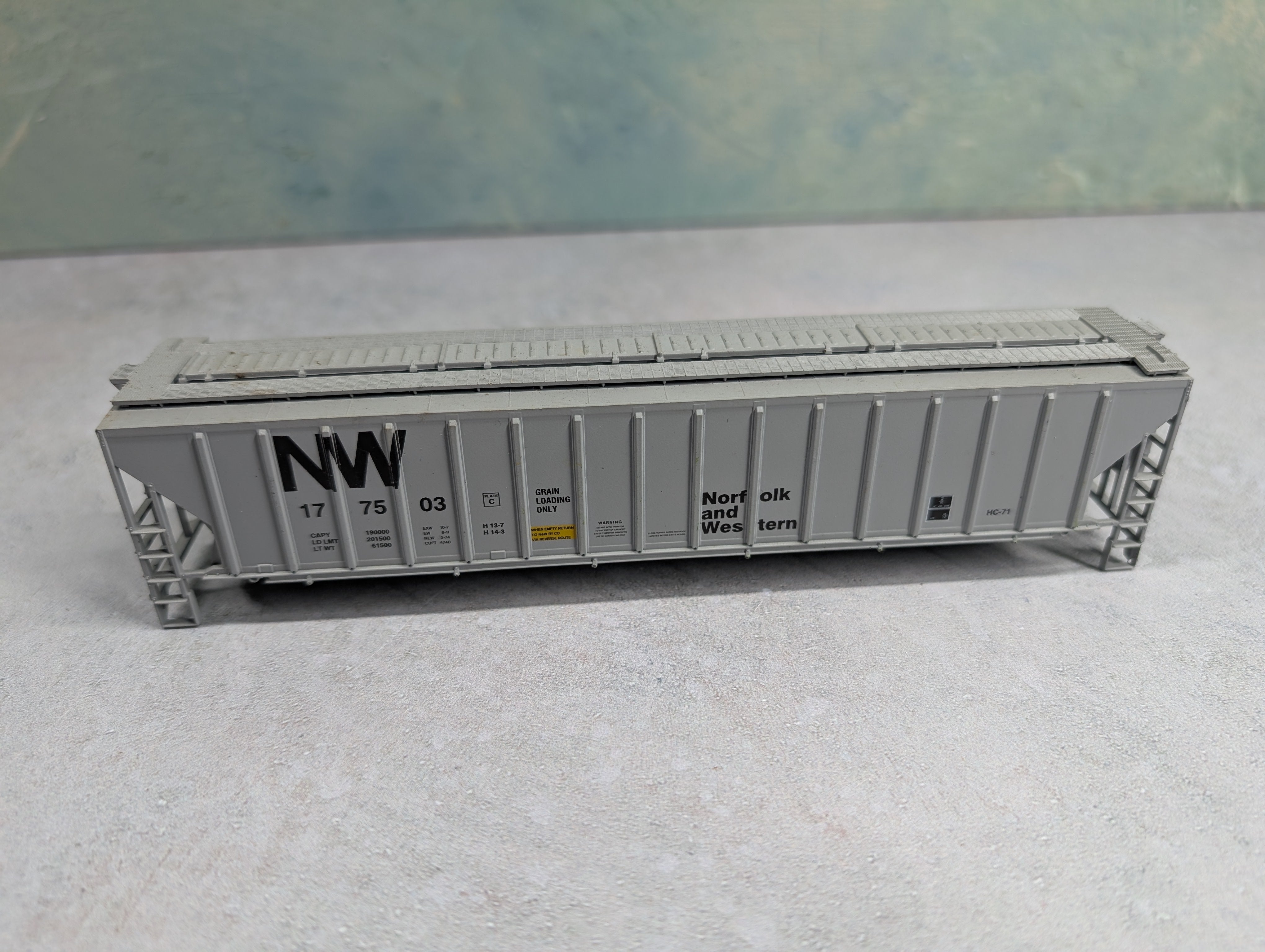USED Athearn HO Scale 3 Bay Covered Hopper Norfolk and Western NW #177503