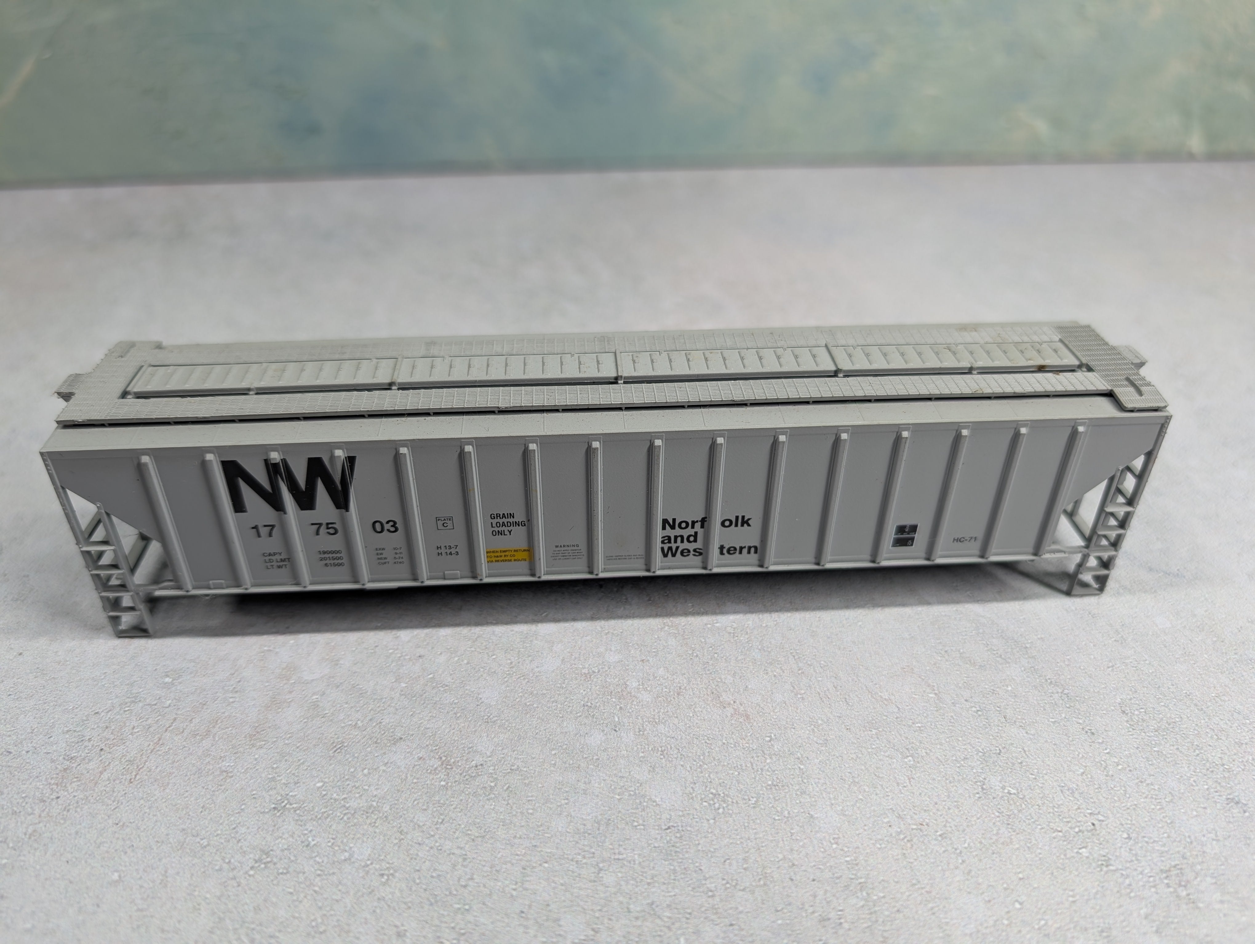 USED Athearn HO Scale 3 Bay Covered Hopper Norfolk and Western NW #177503