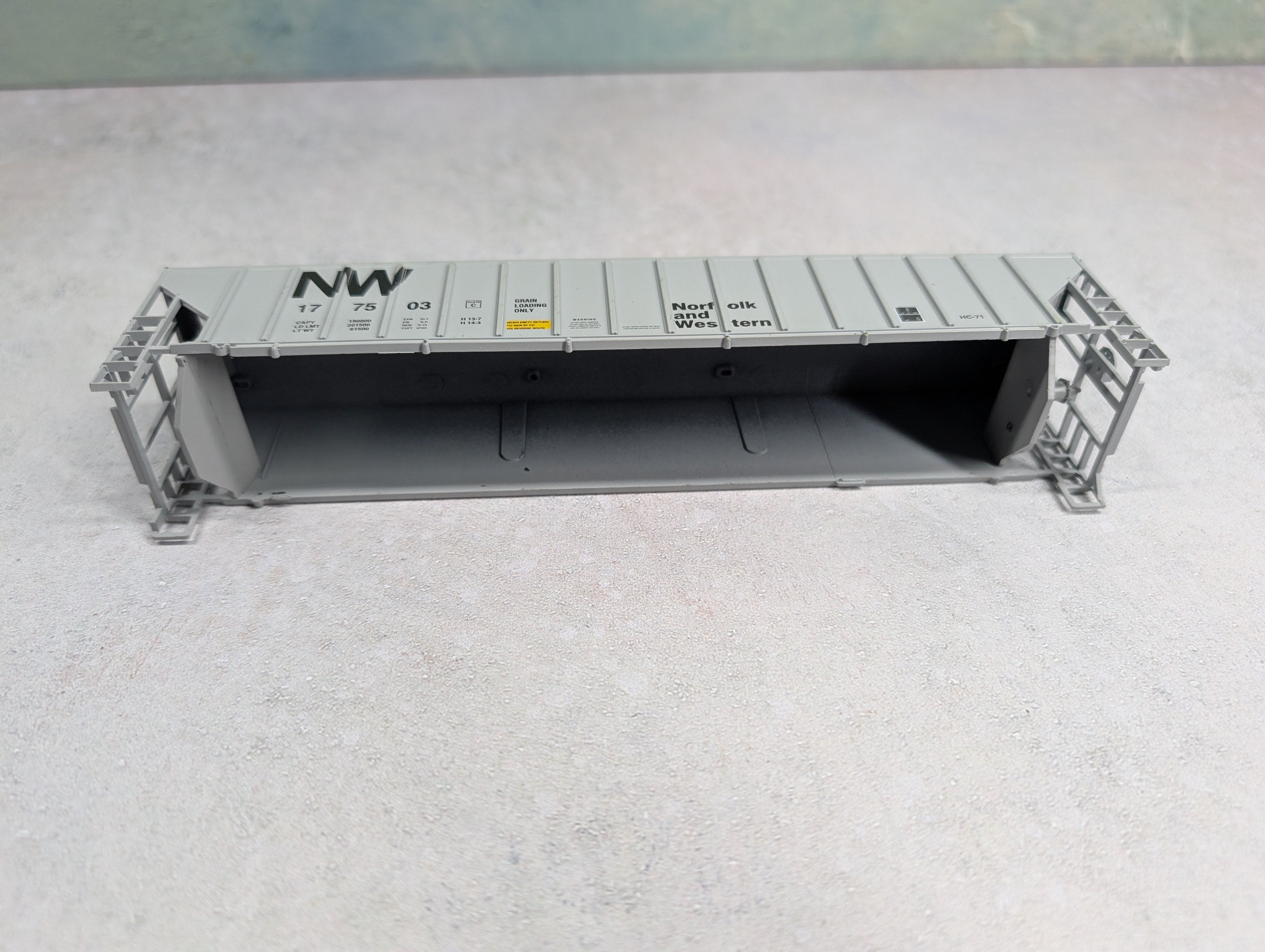 USED Athearn HO Scale 3 Bay Covered Hopper Norfolk and Western NW #177503