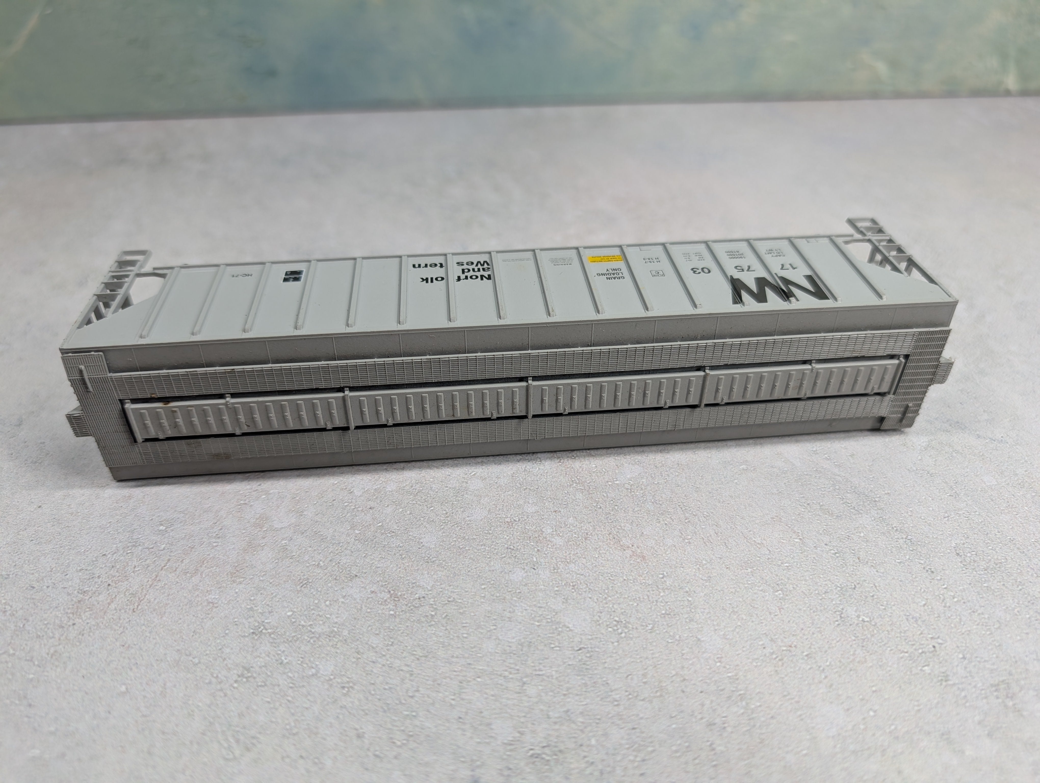 USED Athearn HO Scale 3 Bay Covered Hopper Norfolk and Western NW #177503