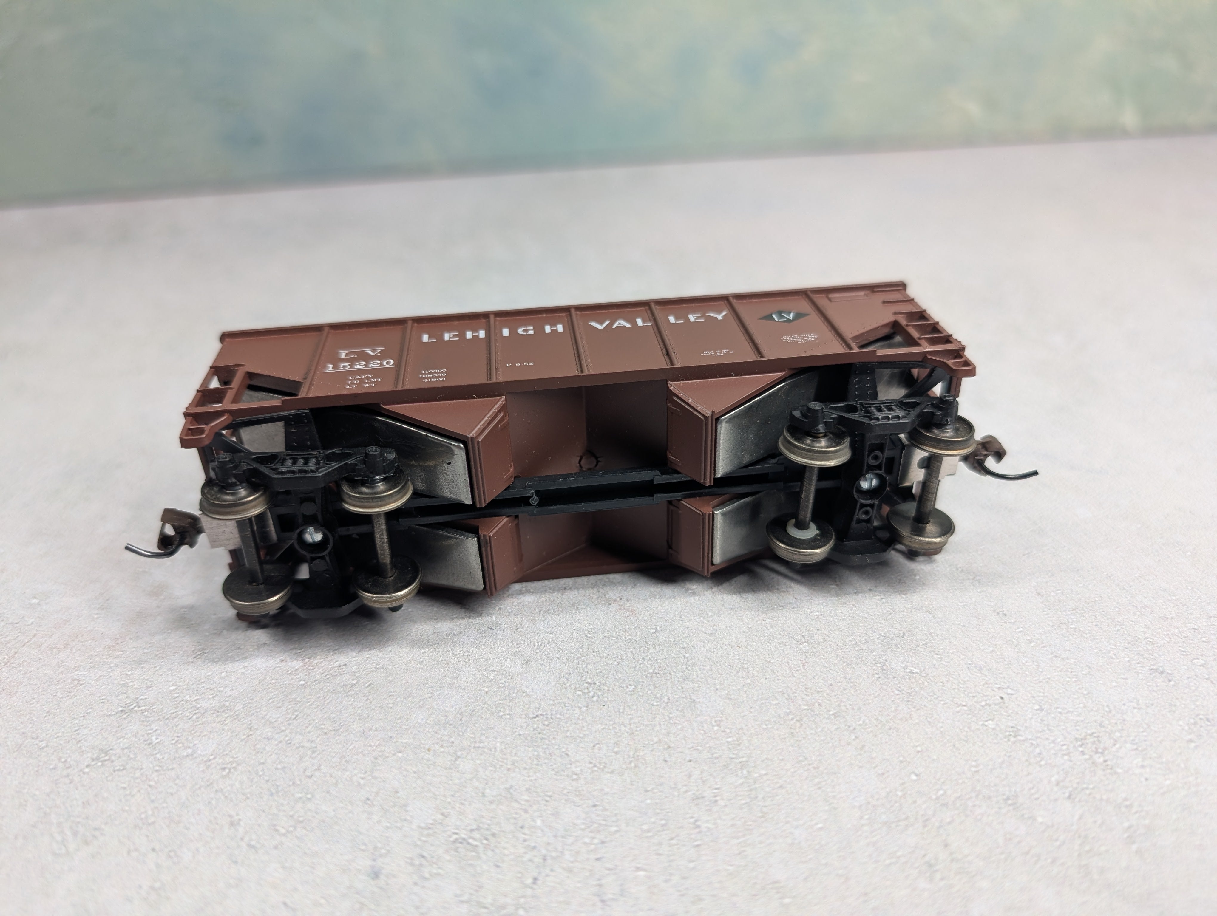 USED Athearn HO Scale 2 Bay Open Hopper w/ Coal Load Lehigh Valley LV #15220