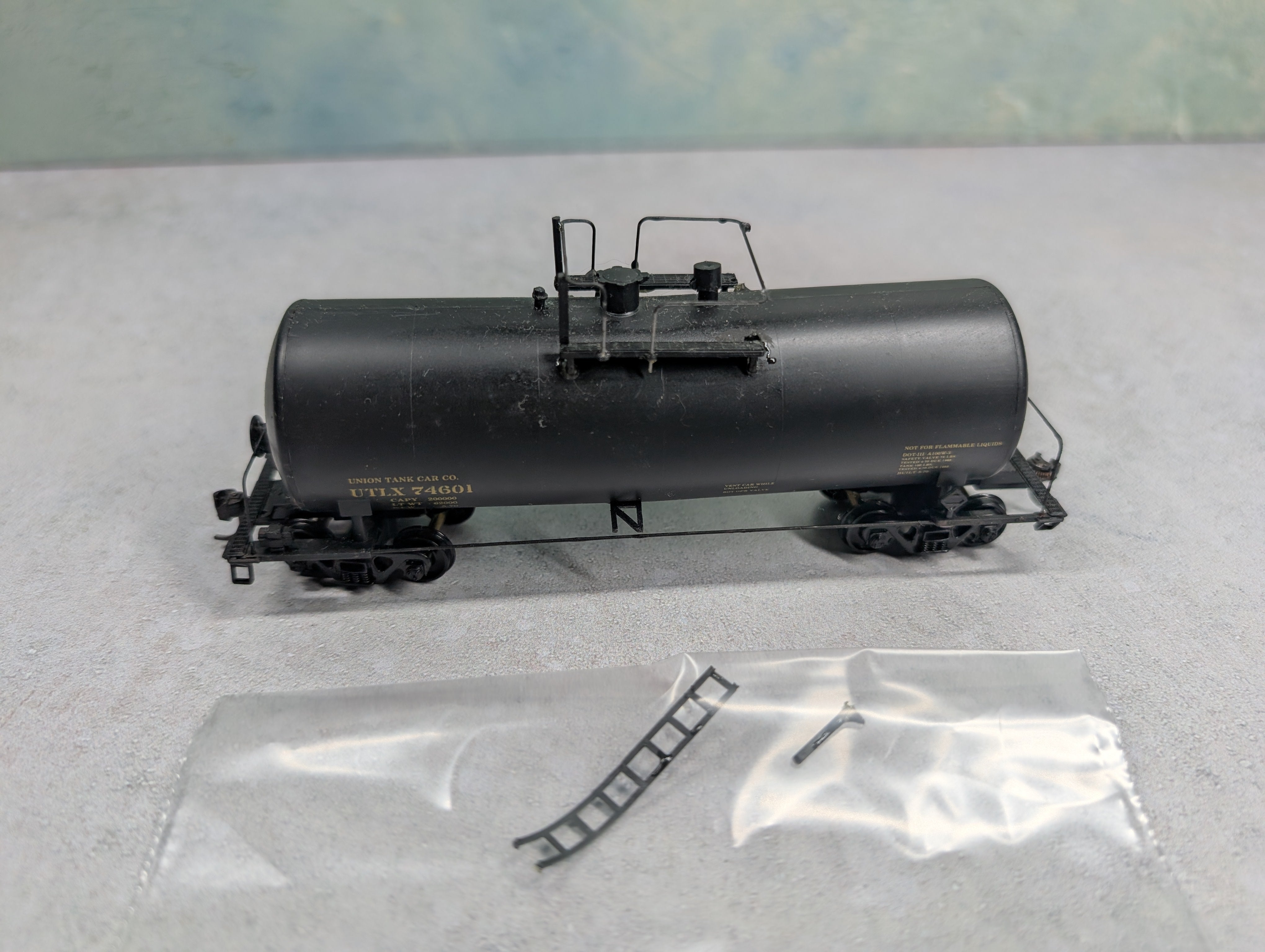 USED HO Scale Tank Car UTLX #74601