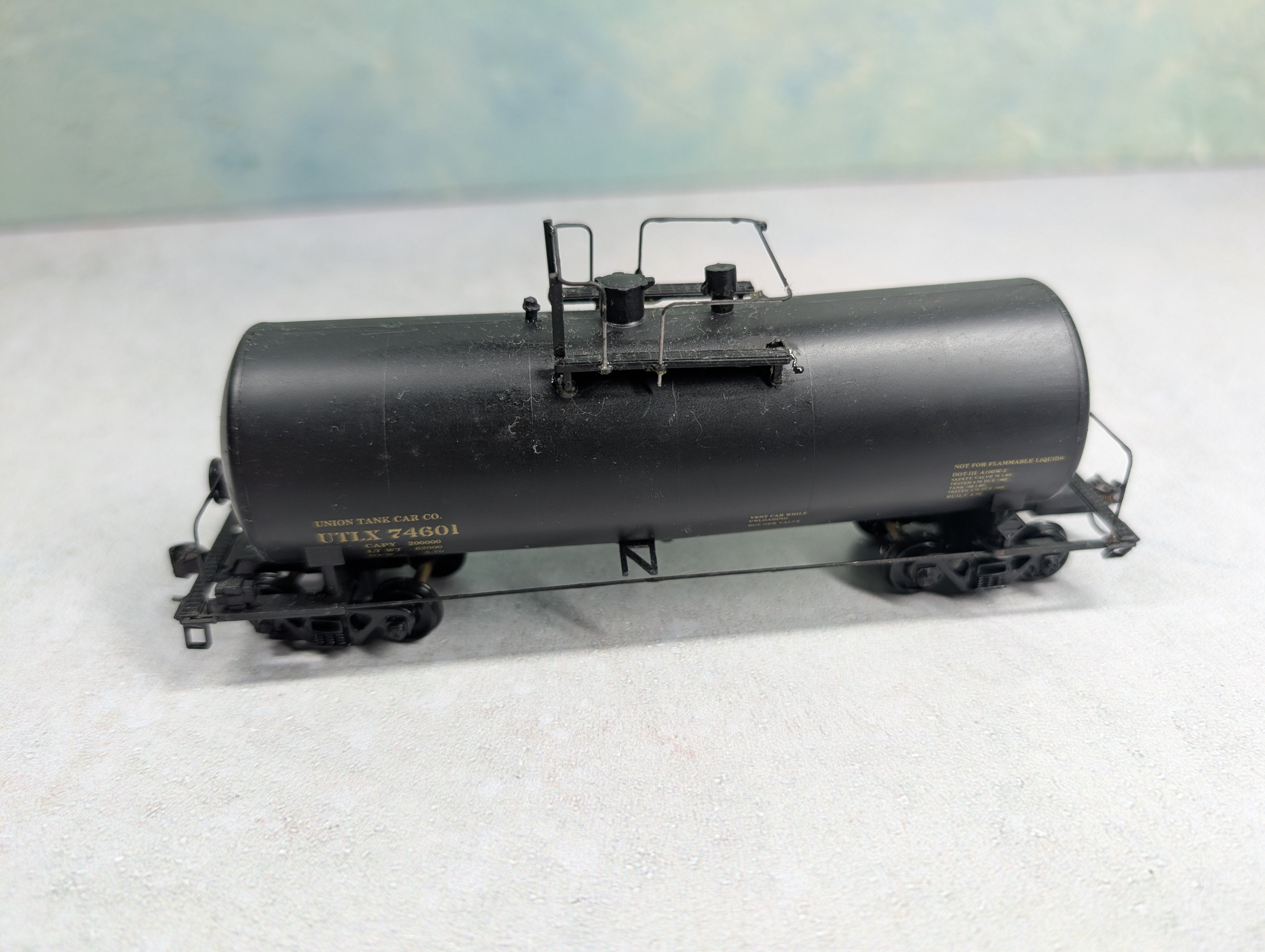 USED HO Scale Tank Car UTLX #74601