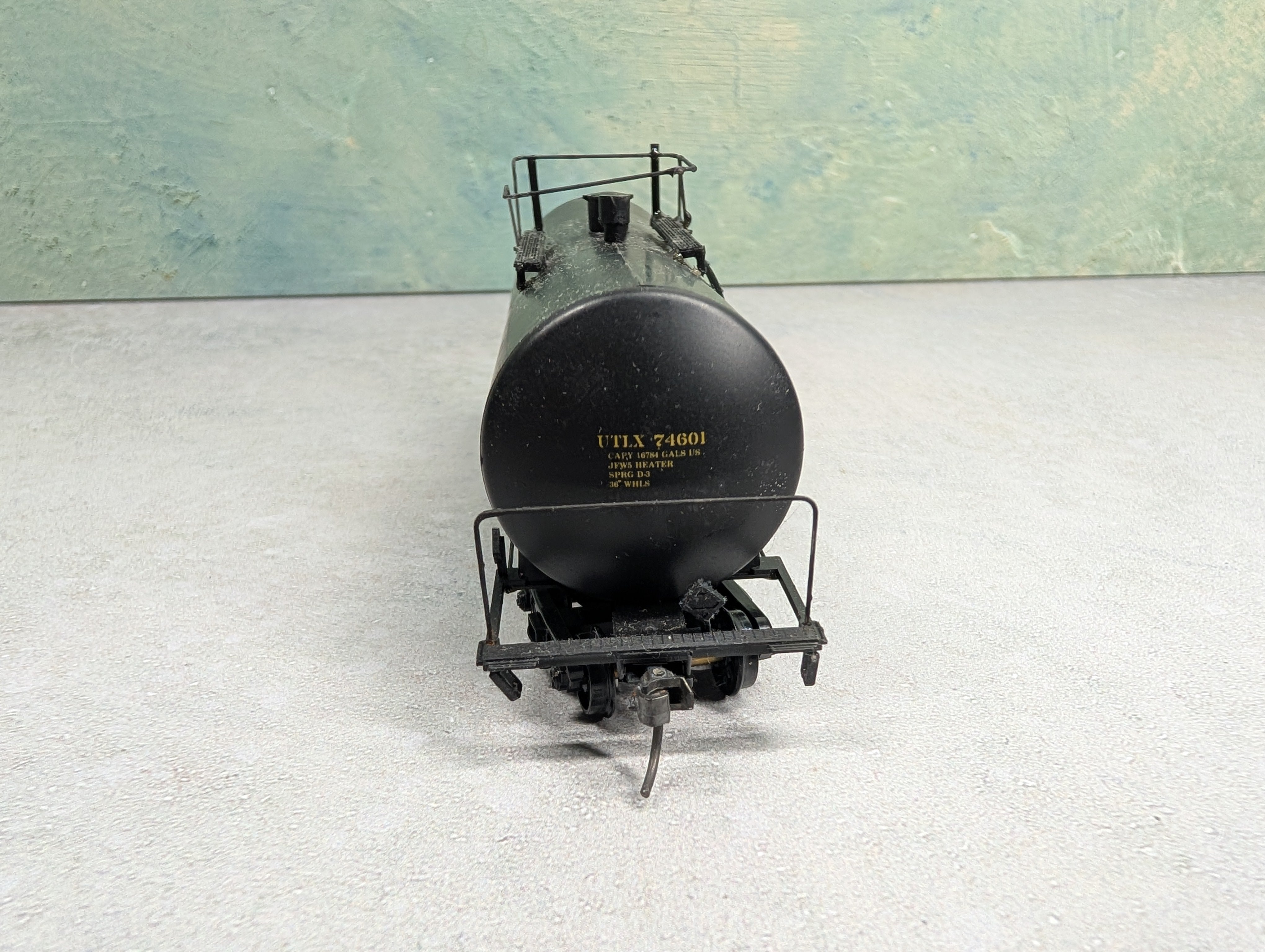 USED HO Scale Tank Car UTLX #74601
