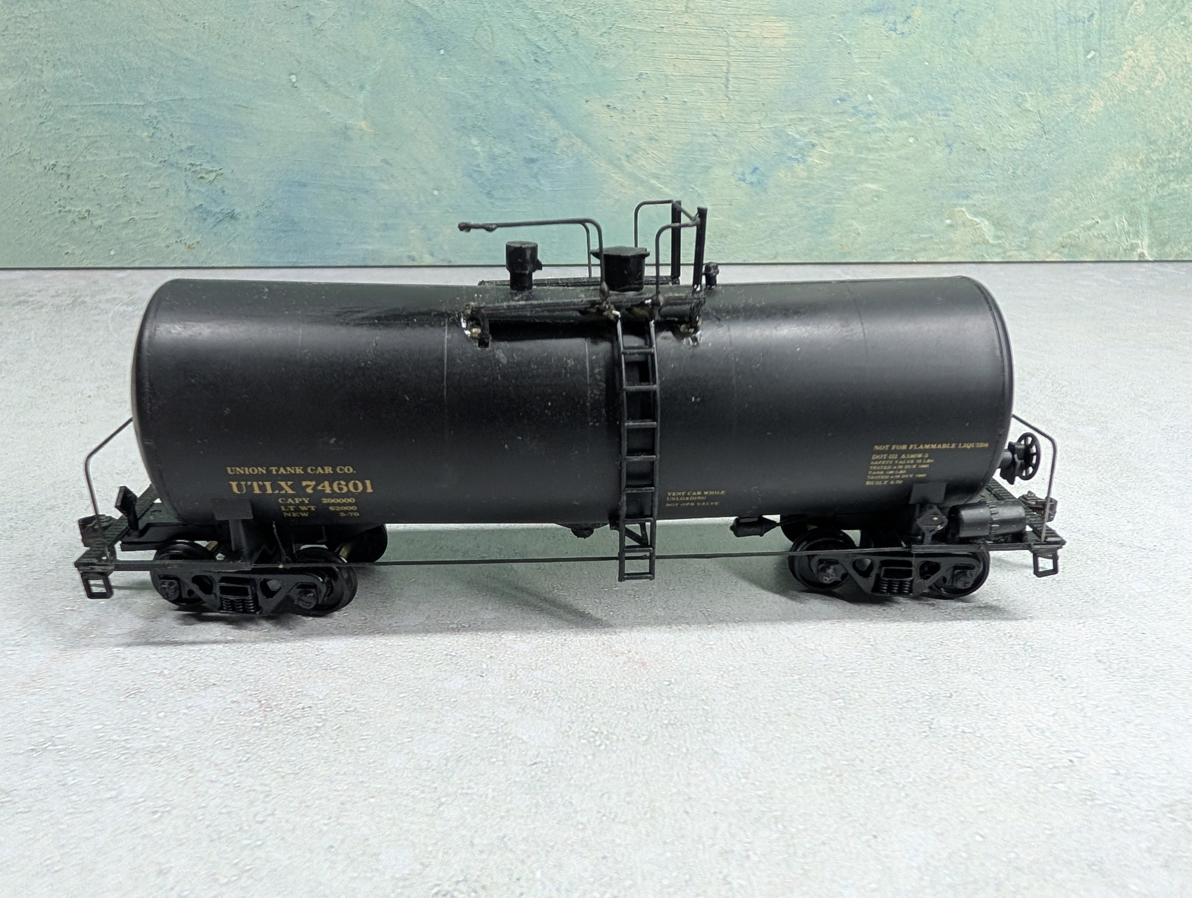 USED HO Scale Tank Car UTLX #74601