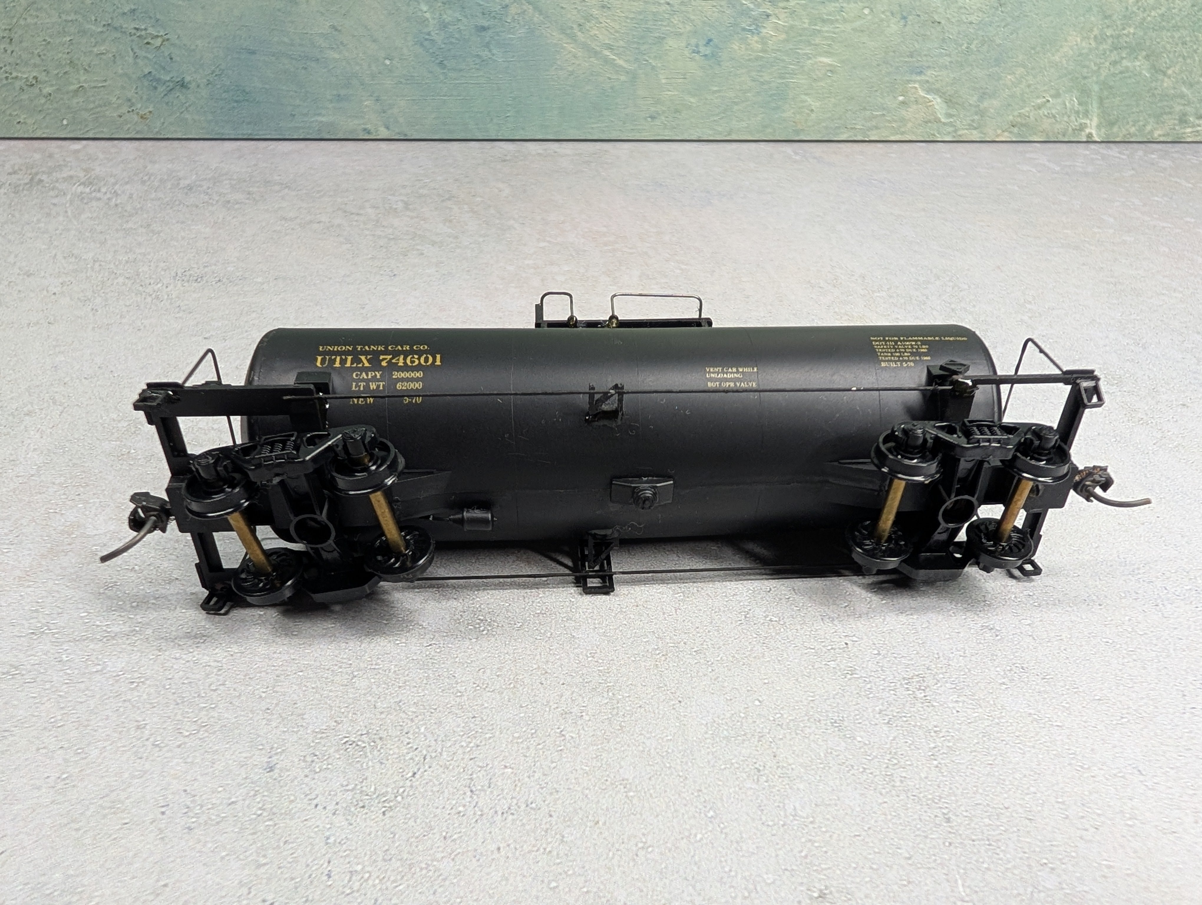 USED HO Scale Tank Car UTLX #74601