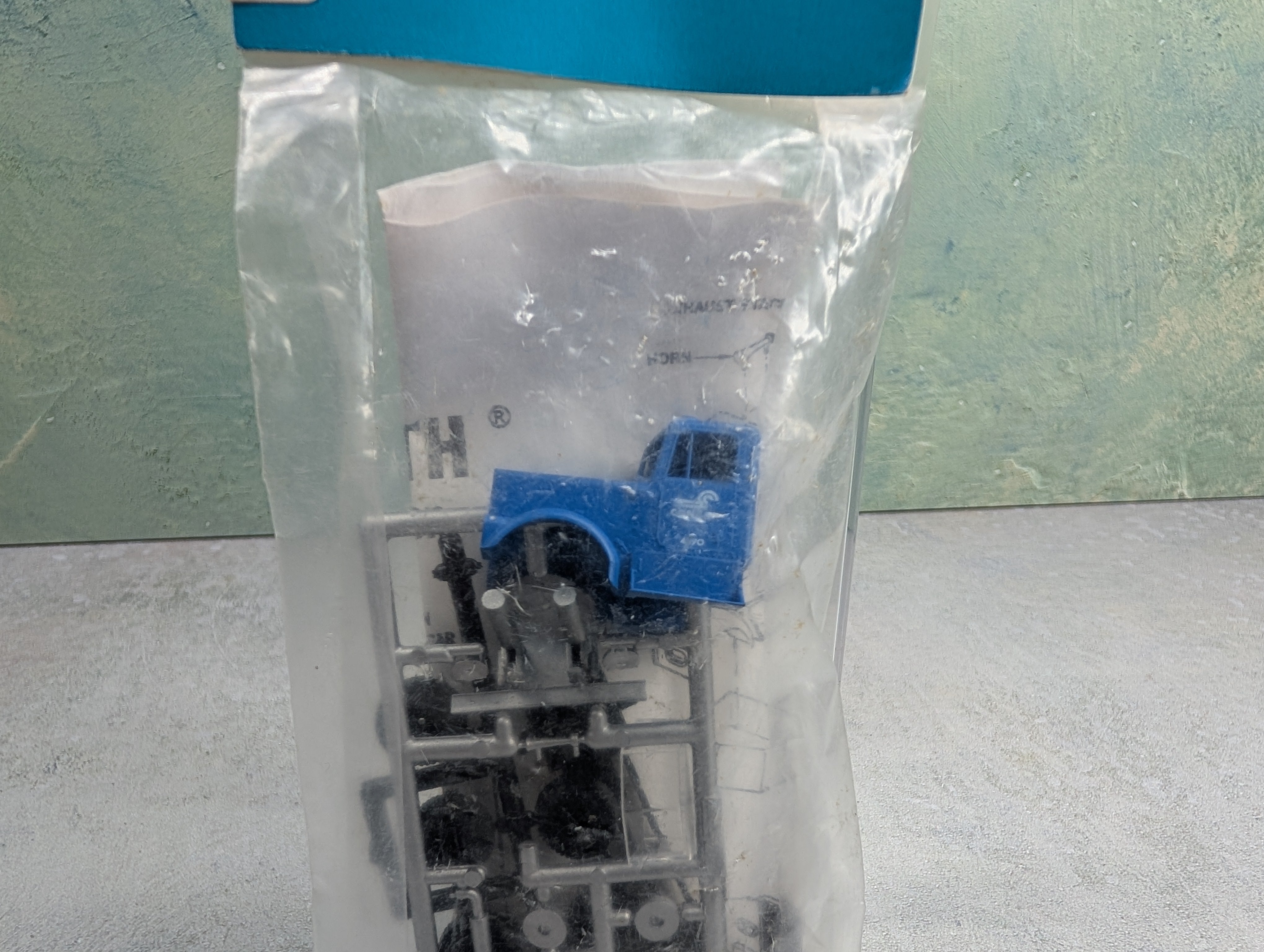 Athearn 5668 HO Scale Conventional Tractor Conrail KIT