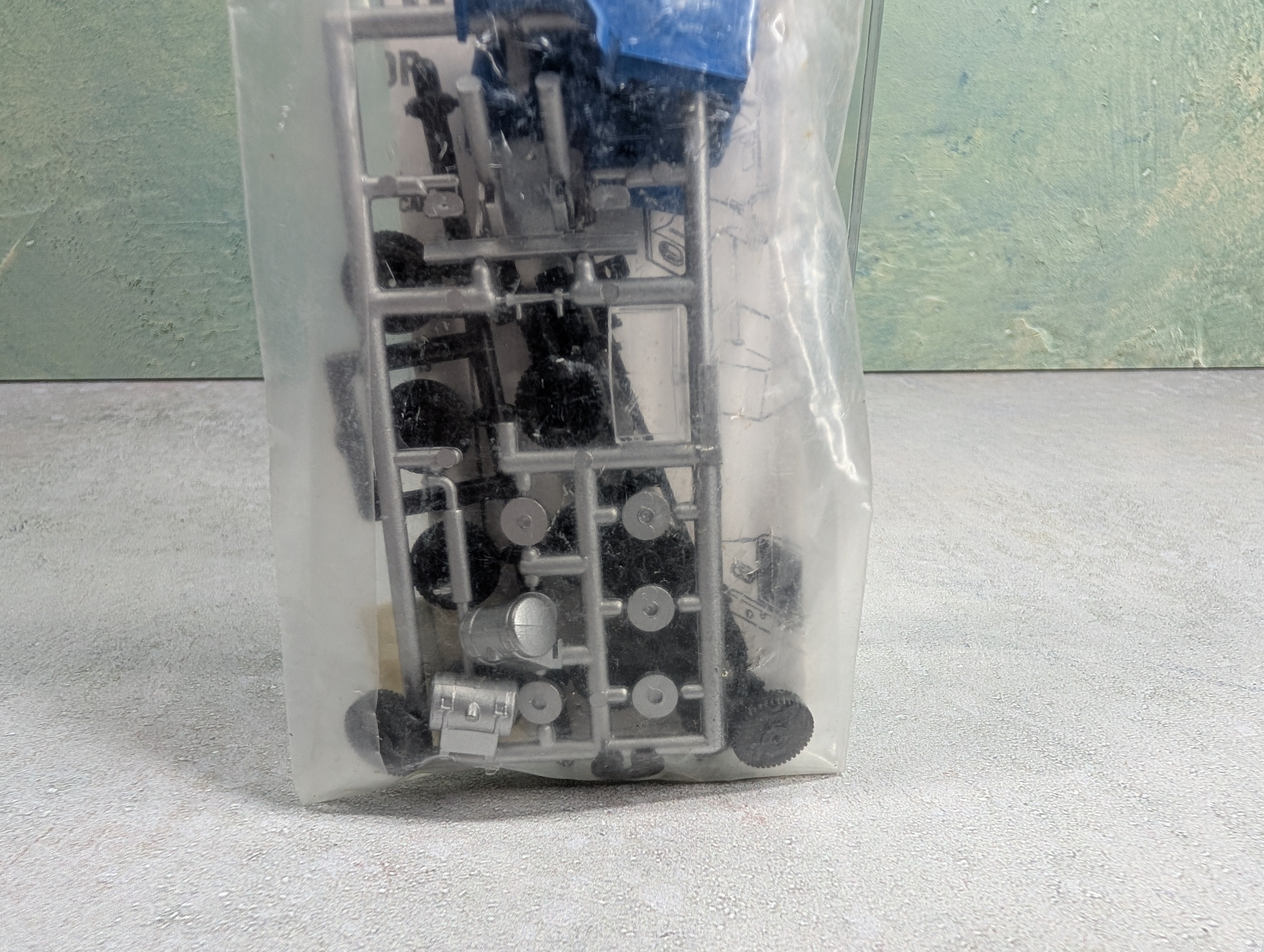 Athearn 5668 HO Scale Conventional Tractor Conrail KIT